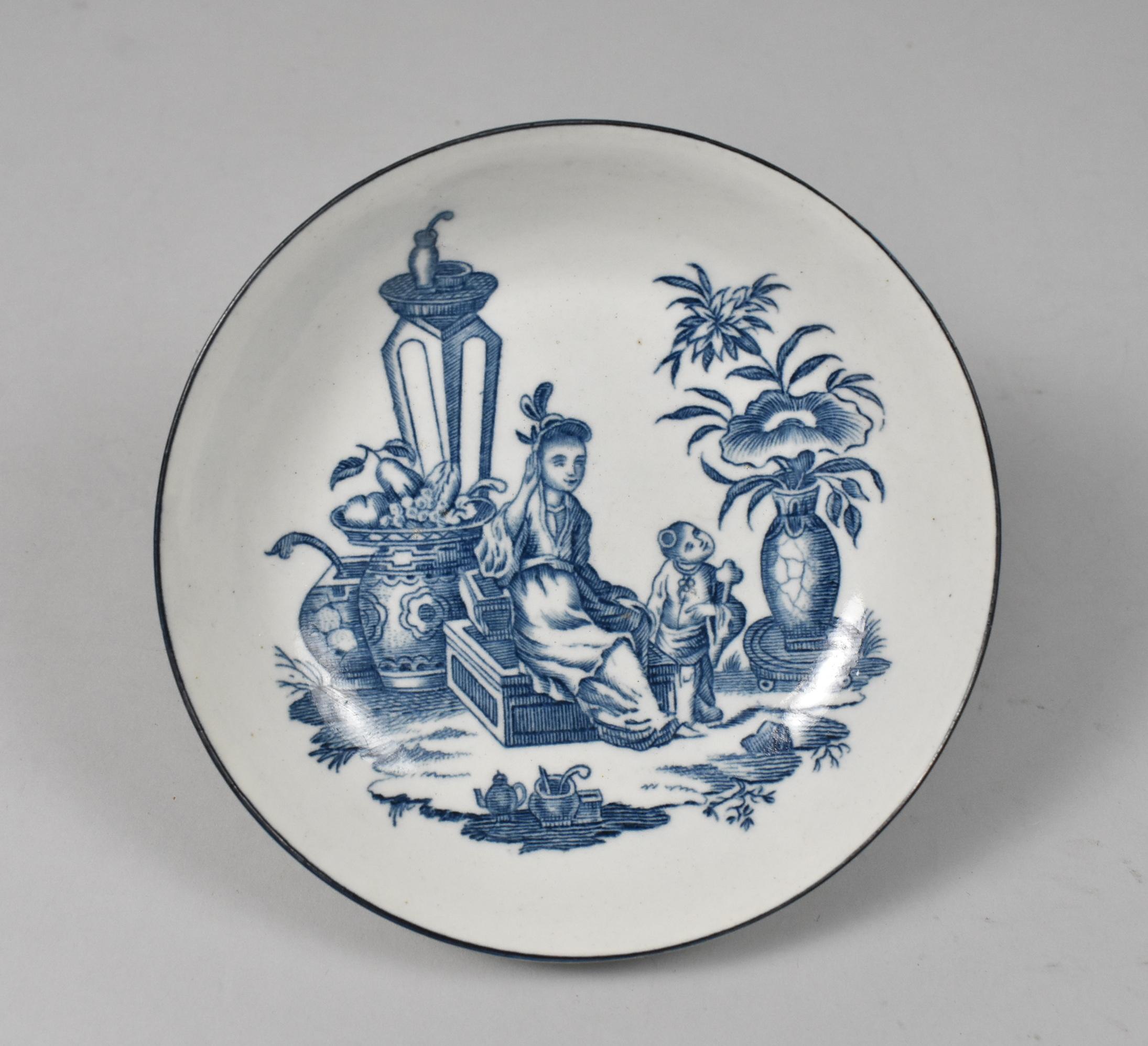 Soucoupe à thé en porcelaine de Worcester du XVIIIe siècle à décor chinois d'une femme et d'un enfant assis devant des urnes remplies de fleurs et de fruits, et d'un service à thé à l'avant. 5