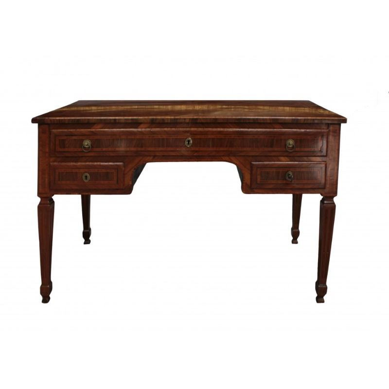 Louis XVI style, 18th century 

Writing desk

Walnut wood, 122 x 82 x 58 cm

The refined writing desk paved in walnut and threaded has an inlaid top centered by a rose window. The front opens into a central drawer and two small side