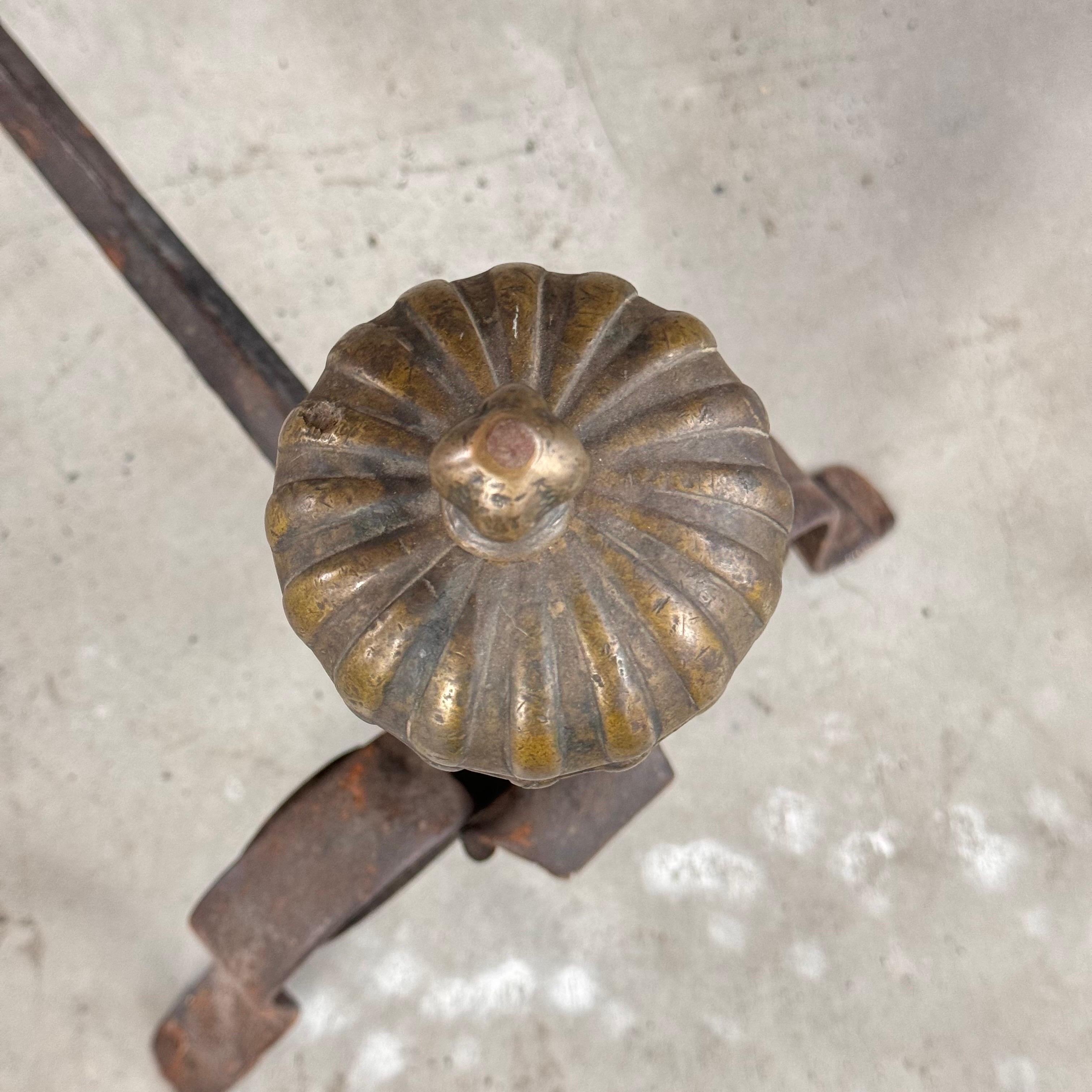 Morillos de hierro forjado del siglo XVIII con diseño acanalado y remates de bronce, Italia siglo XVIII y antes en venta