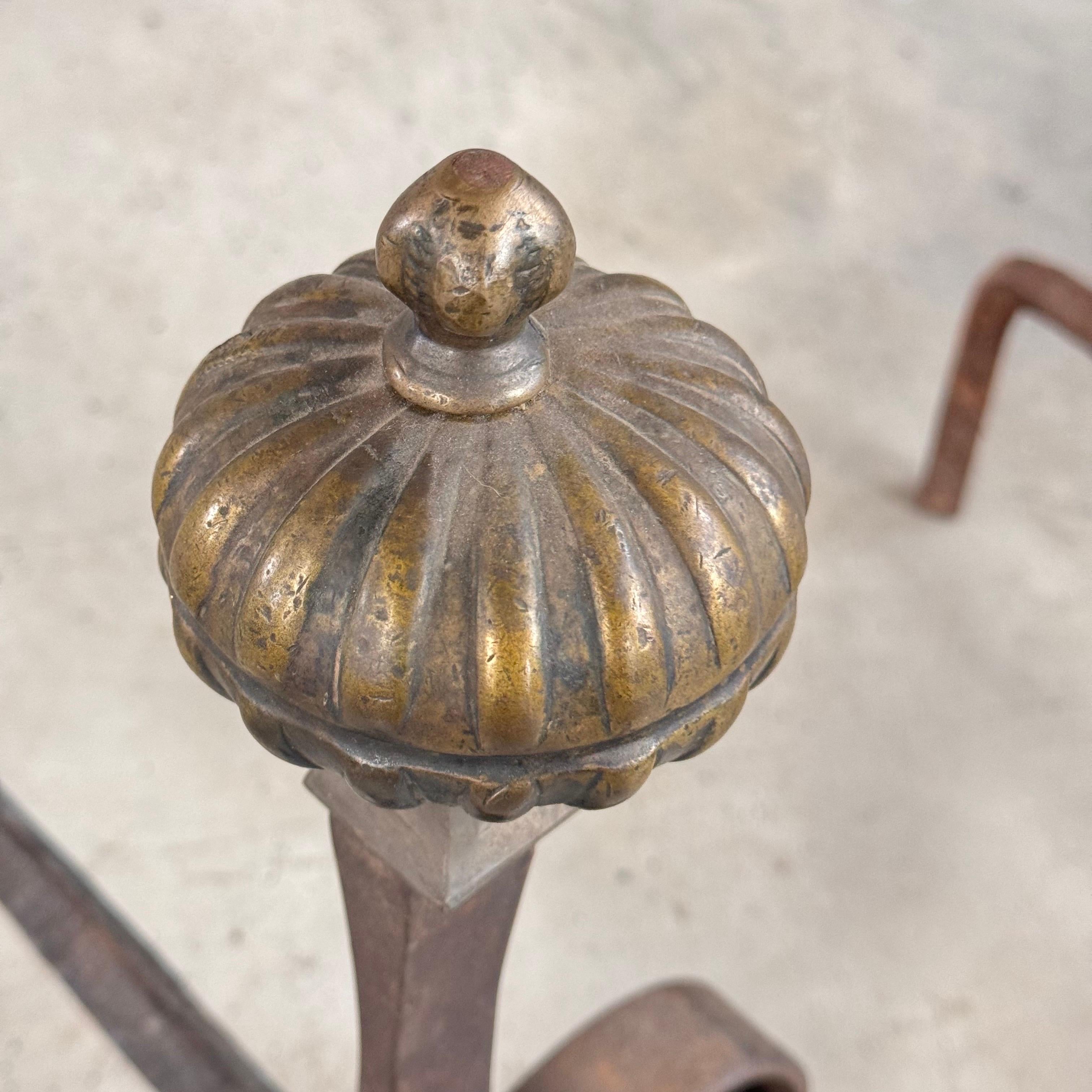 Morillos de hierro forjado del siglo XVIII con diseño acanalado y remates de bronce, Italia en venta 1