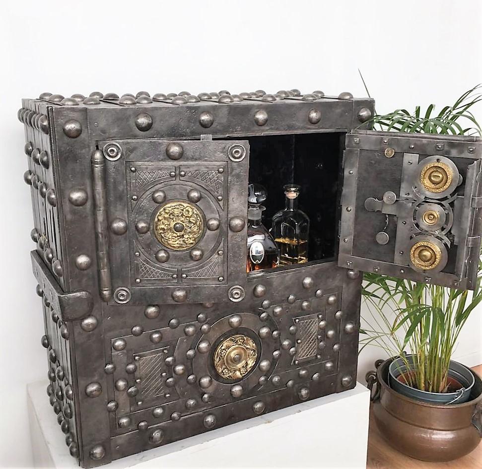 18th Century Wrought Iron Brass Venetian Antique Hobnail Safe Strongbox Cabinet In Good Condition In Carimate, Como