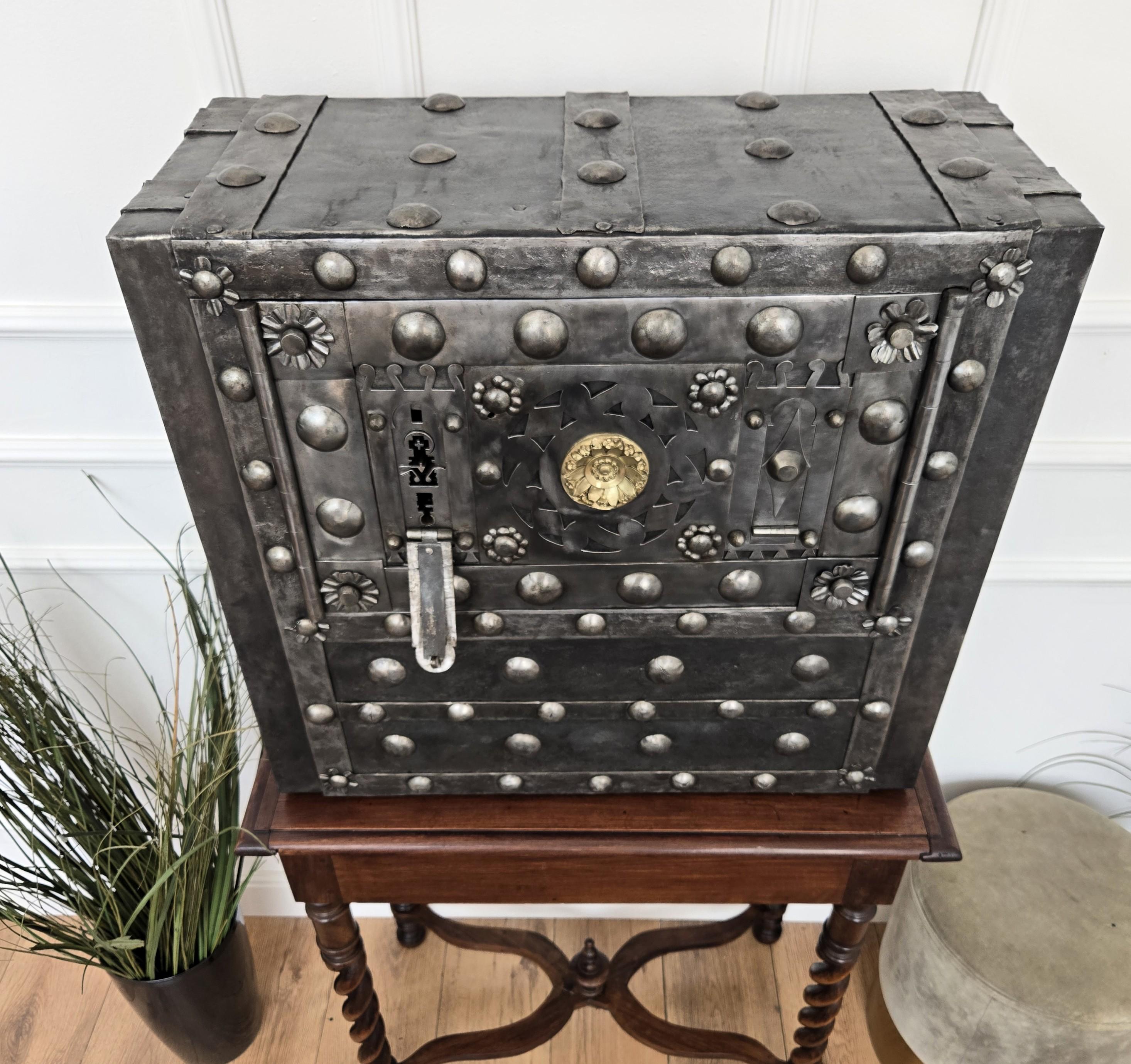 18. Jahrhundert Schmiedeeisen Italienisch Antike Hobnail Safe Strong Box Bar Kabinett 5
