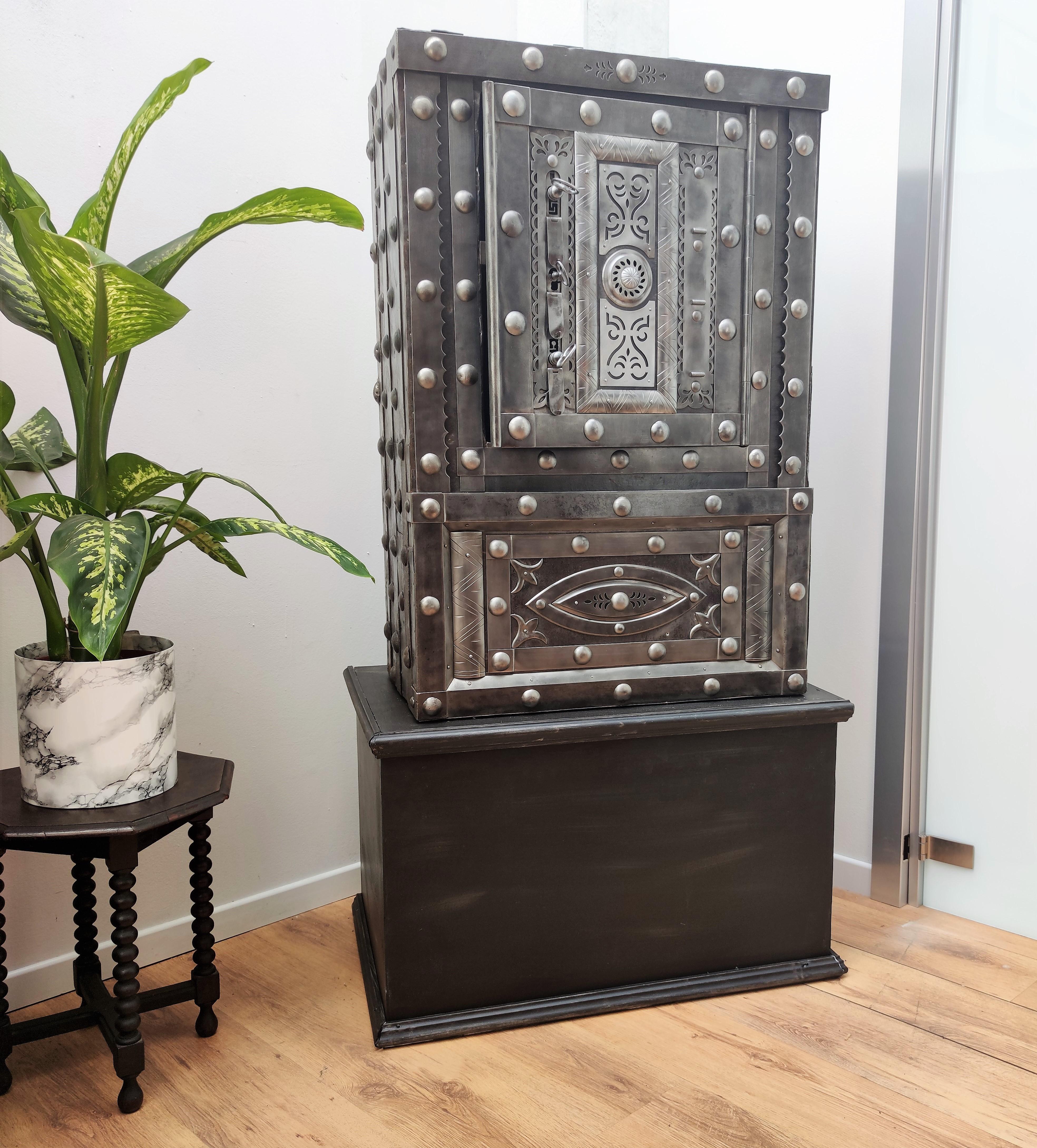 Beautiful and rare example of late 18th century Italian master blacksmith craftsmanship, this antique studded safe with typical all-around hobnails and great wrought iron details, is probably from the Piedmont region, has a great metal color with