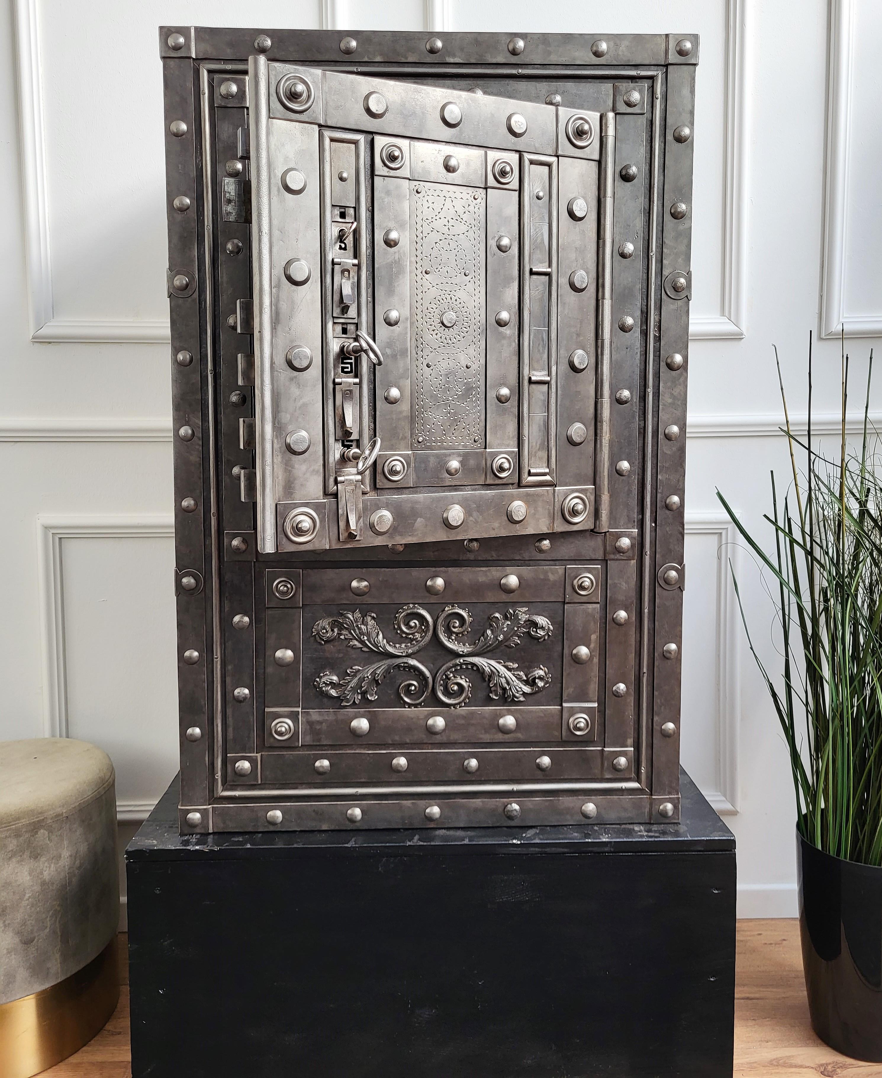 Beautiful and rare example of late 18th century Italian master blacksmith craftsmanship, this antique studded safe with typical all-around hobnails and great wrought iron details, is probably from the Piedmont region, has a great metal color with