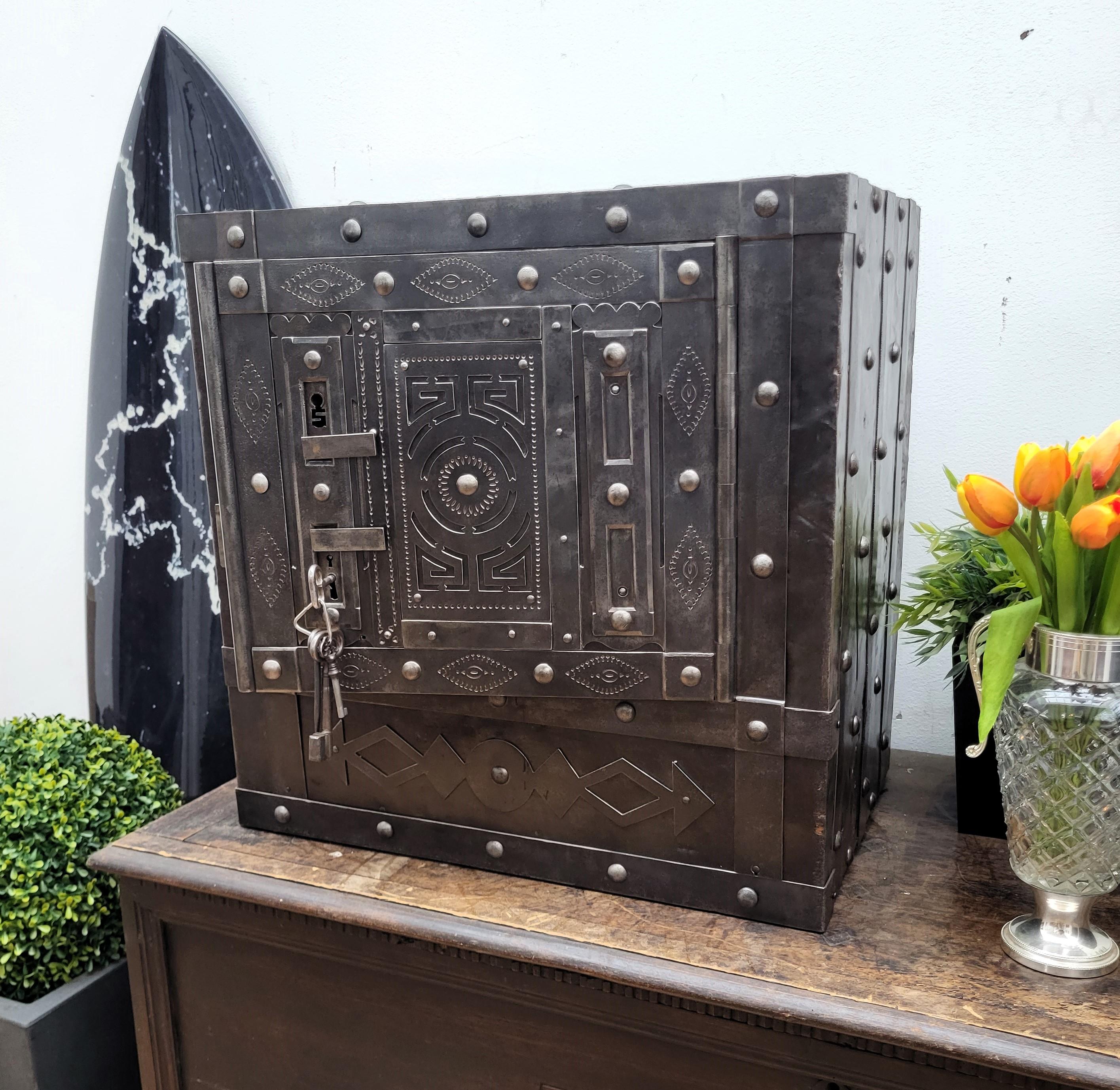 Beautiful and rare example of late 18th century Italian master blacksmith craftsmanship, this antique studded safe with typical all-around hobnails and great wrought iron details, probably from the Piedmont region, has a great metal color with
