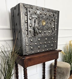 Siglo XVIII Hierro Forjado Italiano Antiguo Hobnail Caja Fuerte Armario Bar