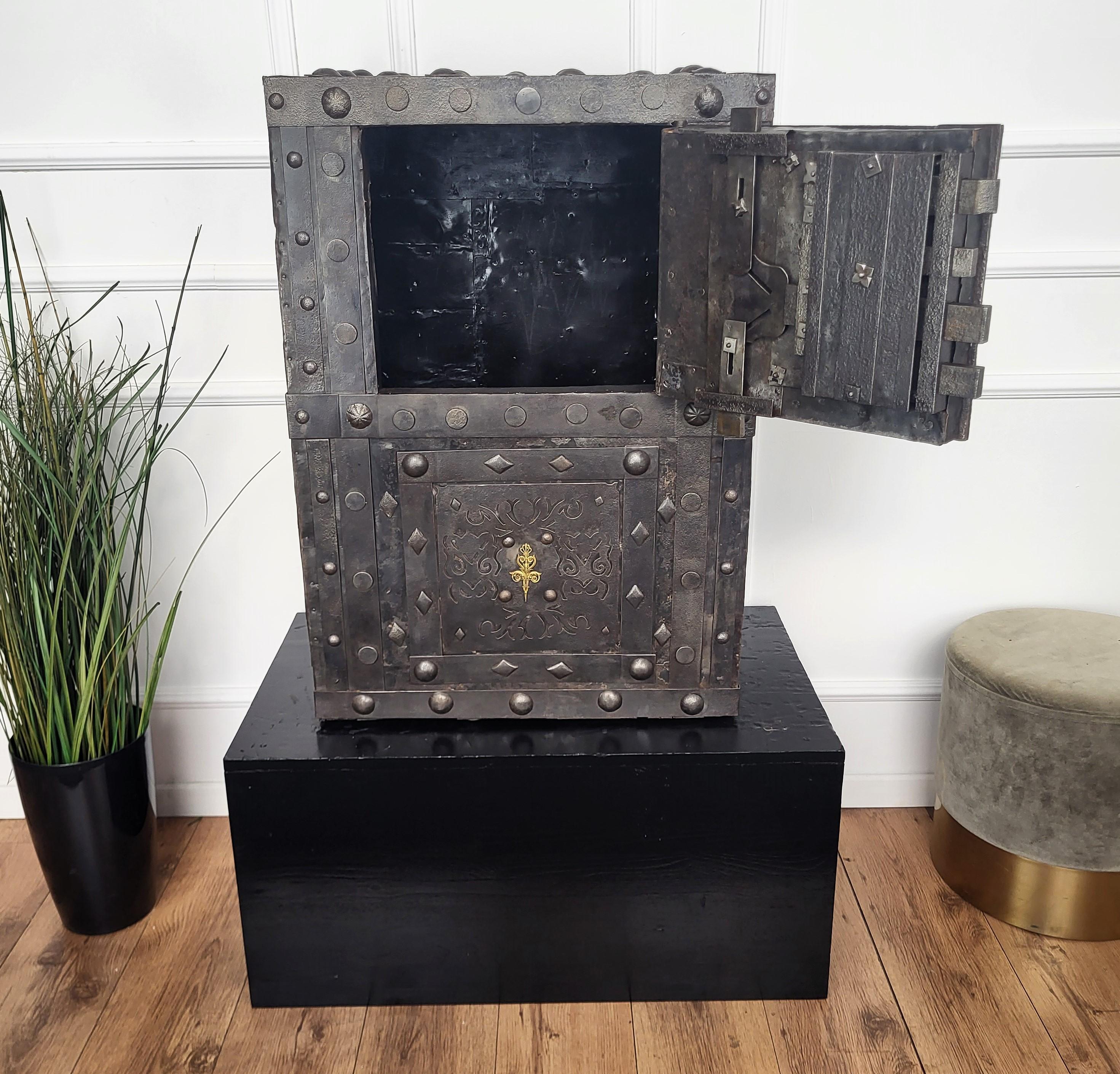18. Jahrhundert Schmiedeeisen Italienisch Antike Hobnail Safe Strong Box Bar Kabinett (Barock)