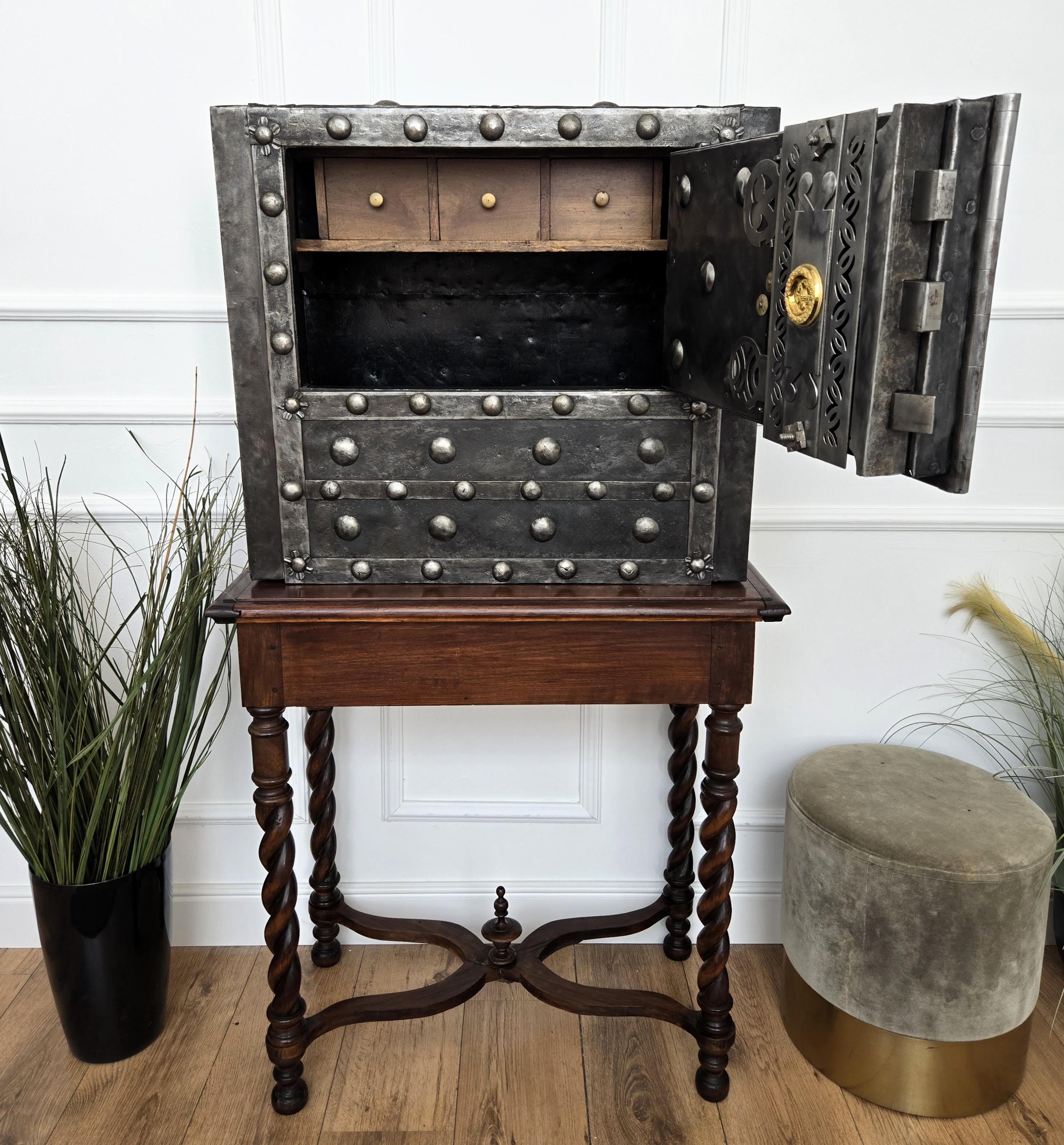 18. Jahrhundert Schmiedeeisen Italienisch Antike Hobnail Safe Strong Box Bar Kabinett (Barock)