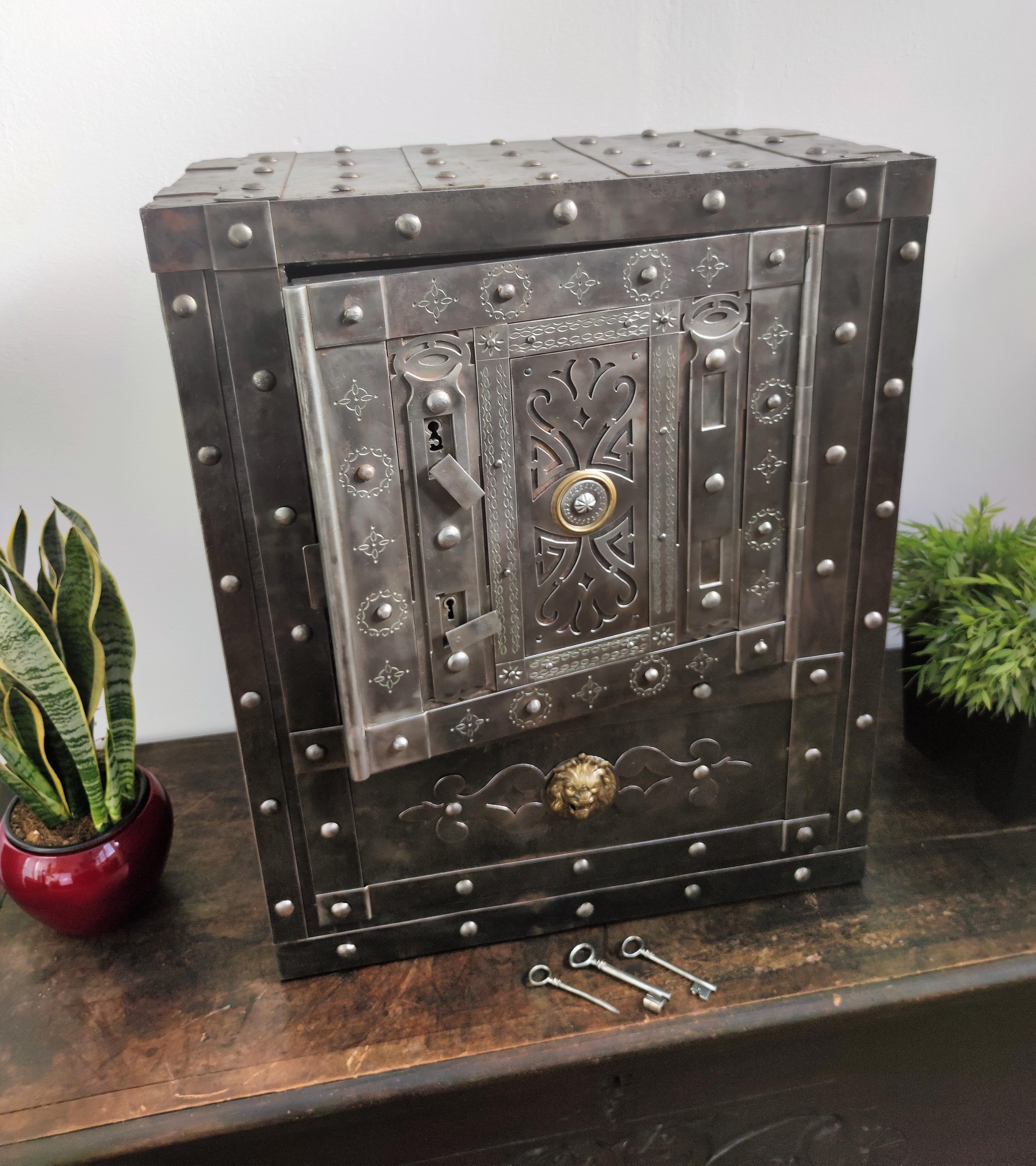 18th Century Wrought Iron Italian Antique Hobnail Safe Strong Box Bar Cabinet In Good Condition In Carimate, Como