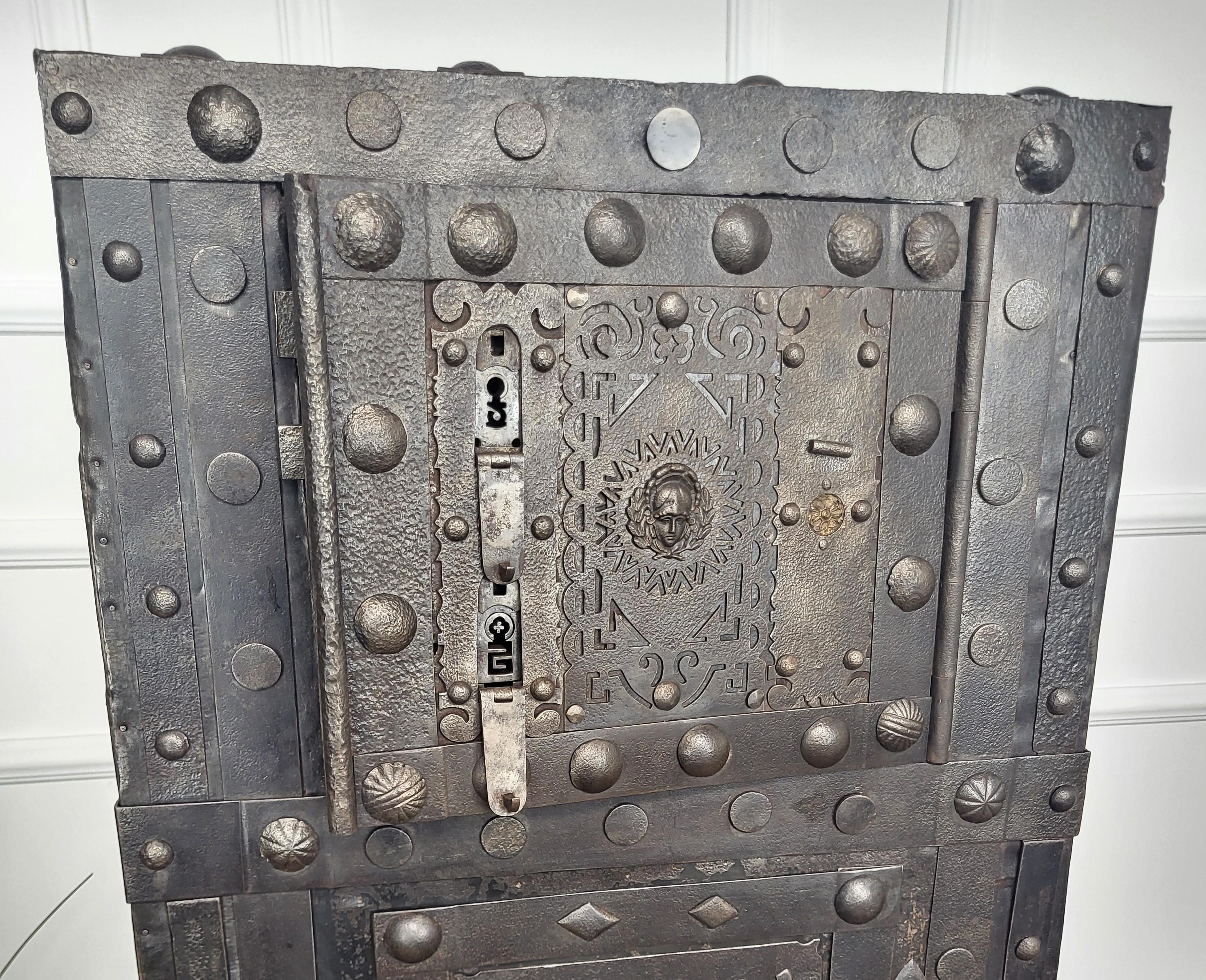 18. Jahrhundert Schmiedeeisen Italienisch Antike Hobnail Safe Strong Box Bar Kabinett im Zustand „Gut“ in Carimate, Como