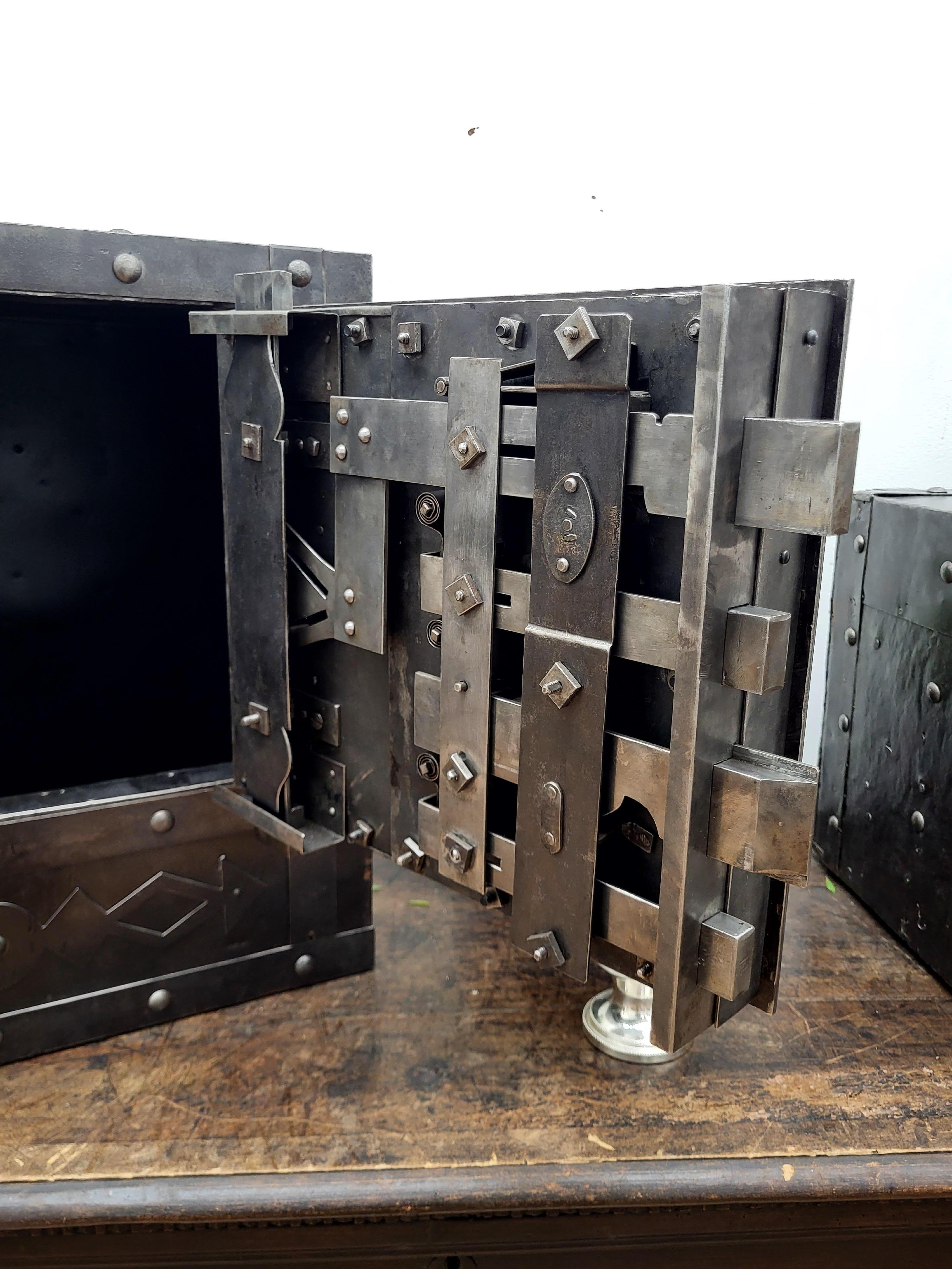 18th Century Wrought Iron Italian Antique Hobnail Safe Strong Box Bar Cabinet In Good Condition In Carimate, Como