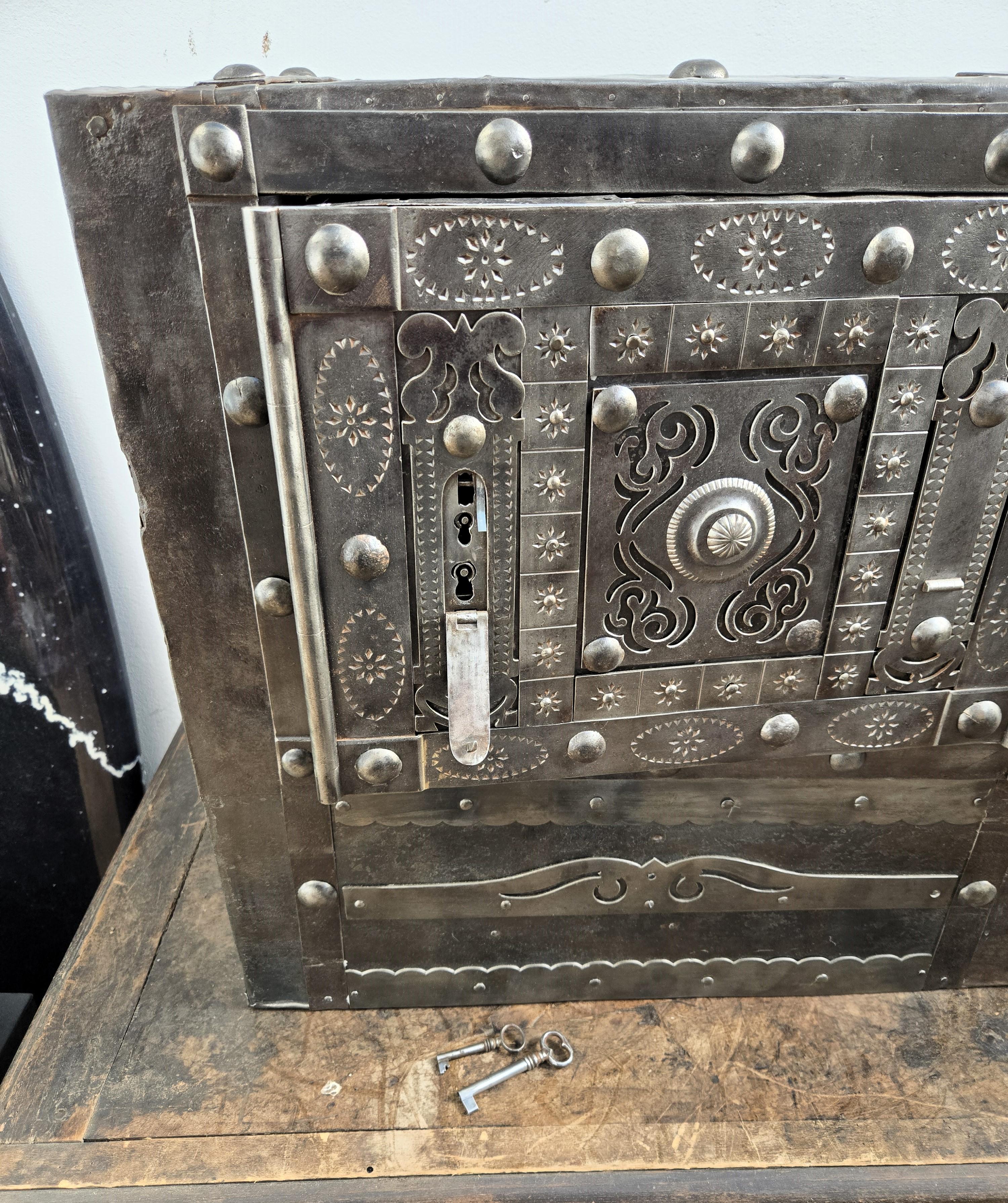 18th Century Wrought Iron Italian Antique Hobnail Safe Strong Box Bar Cabinet In Good Condition In Carimate, Como