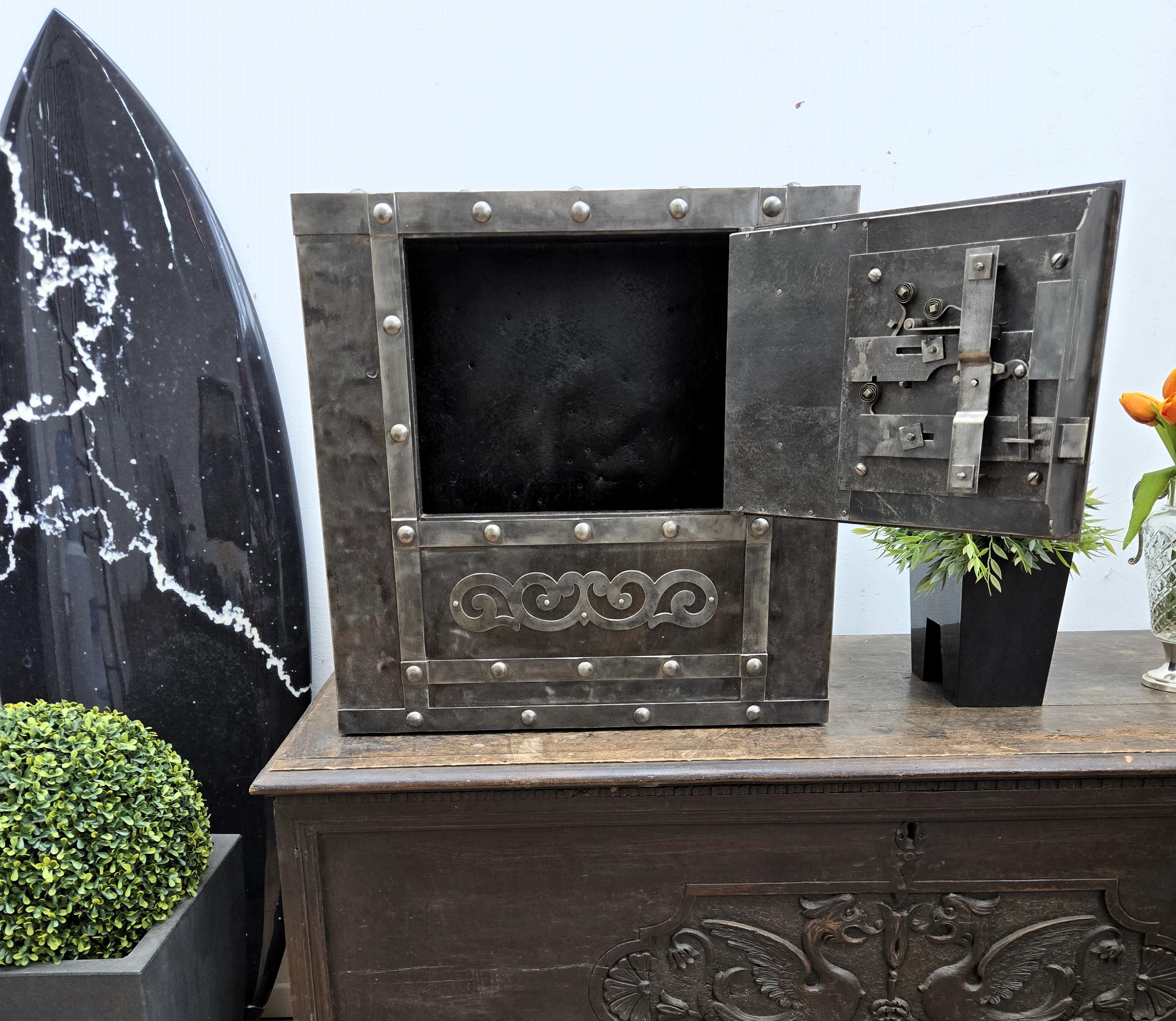 18th Century Wrought Iron Italian Antique Hobnail Safe Strong Box Bar Cabinet In Good Condition For Sale In Carimate, Como