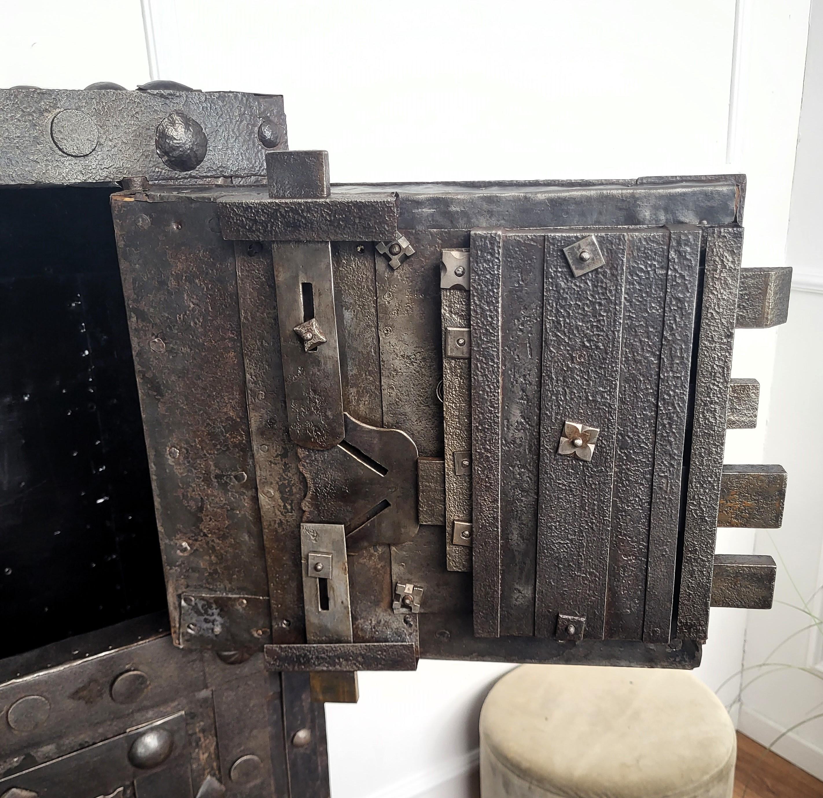 18. Jahrhundert Schmiedeeisen Italienisch Antike Hobnail Safe Strong Box Bar Kabinett (Metall)
