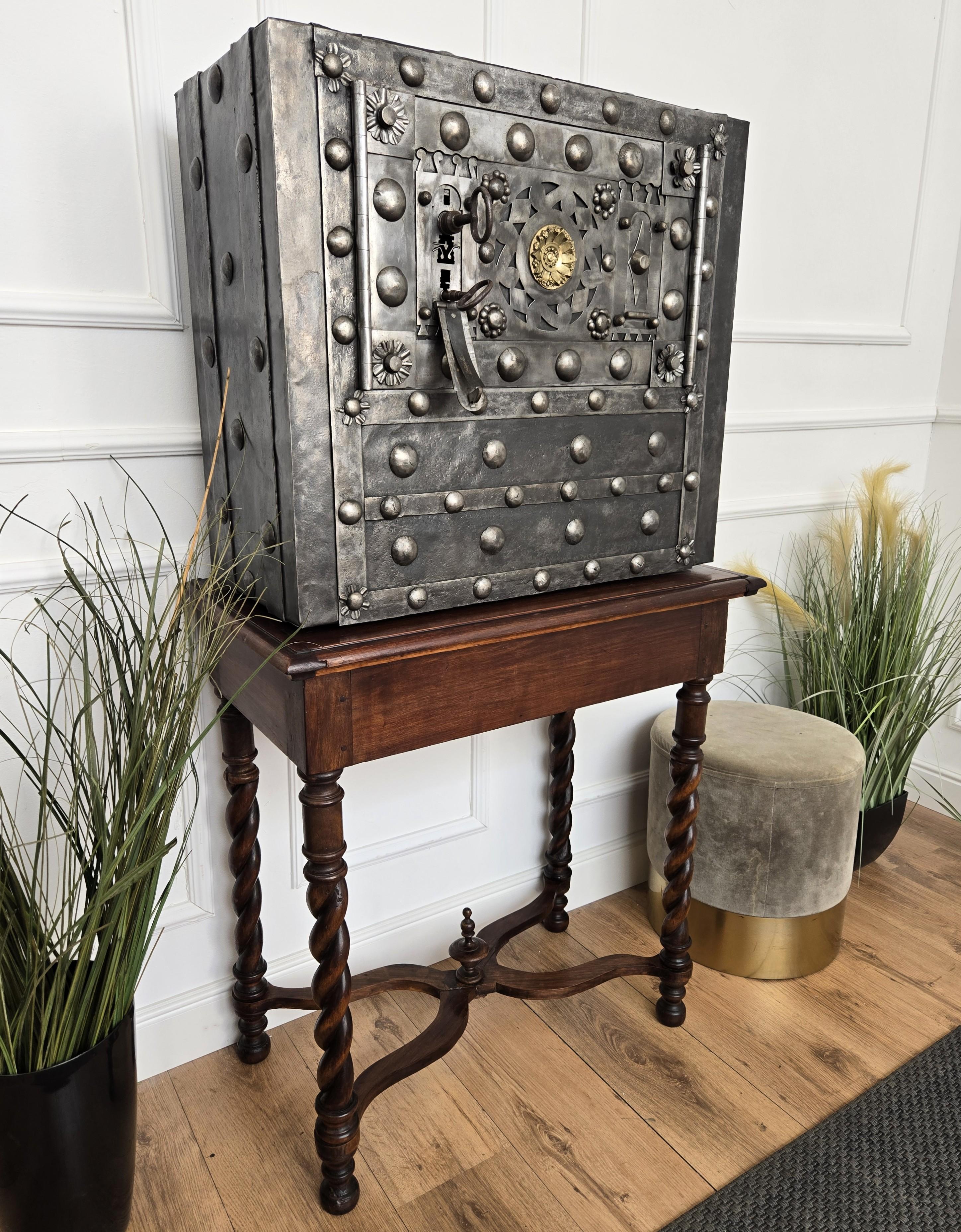18. Jahrhundert Schmiedeeisen Italienisch Antike Hobnail Safe Strong Box Bar Kabinett (Metall)
