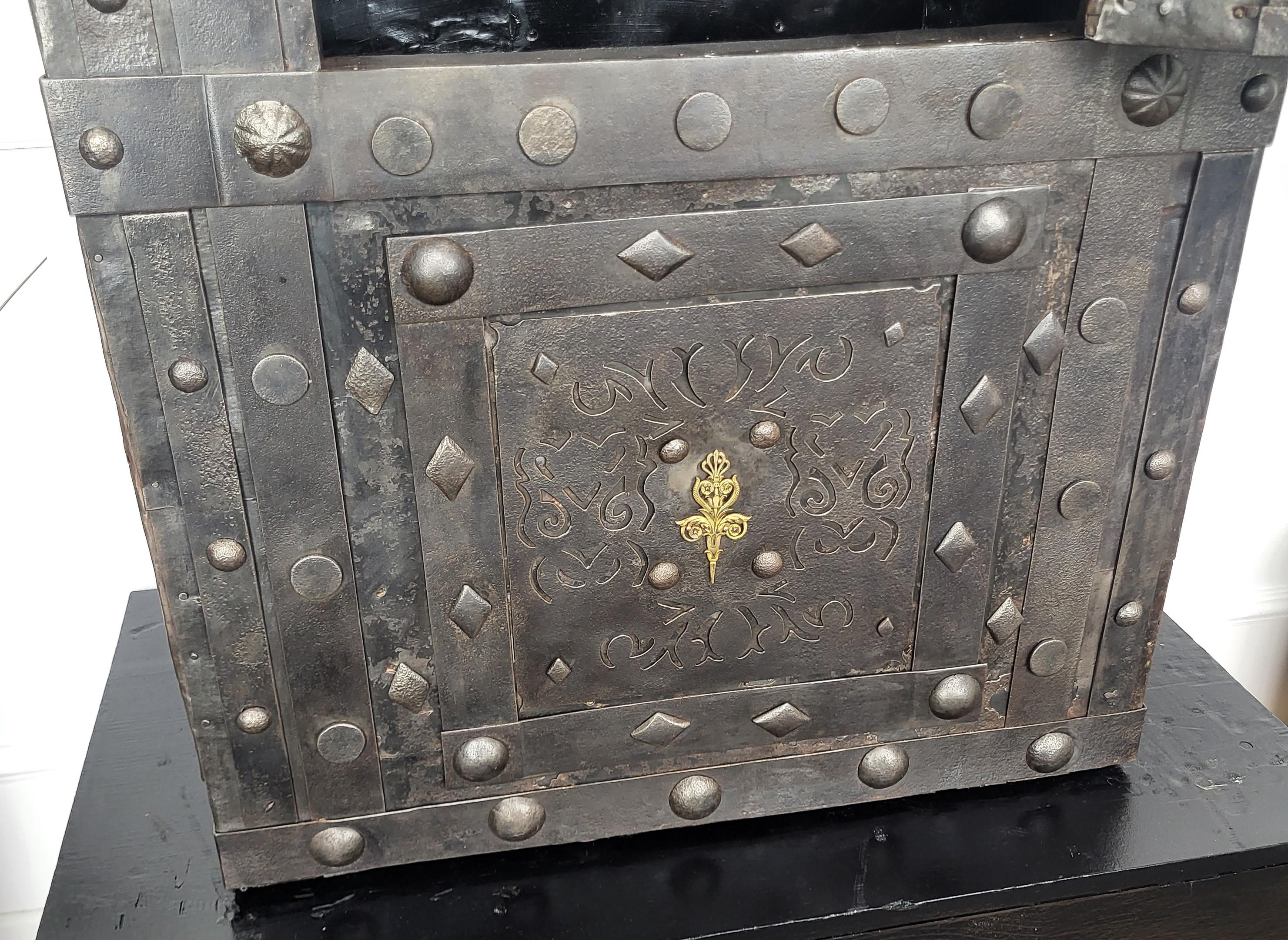 18. Jahrhundert Schmiedeeisen Italienisch Antike Hobnail Safe Strong Box Bar Kabinett 1