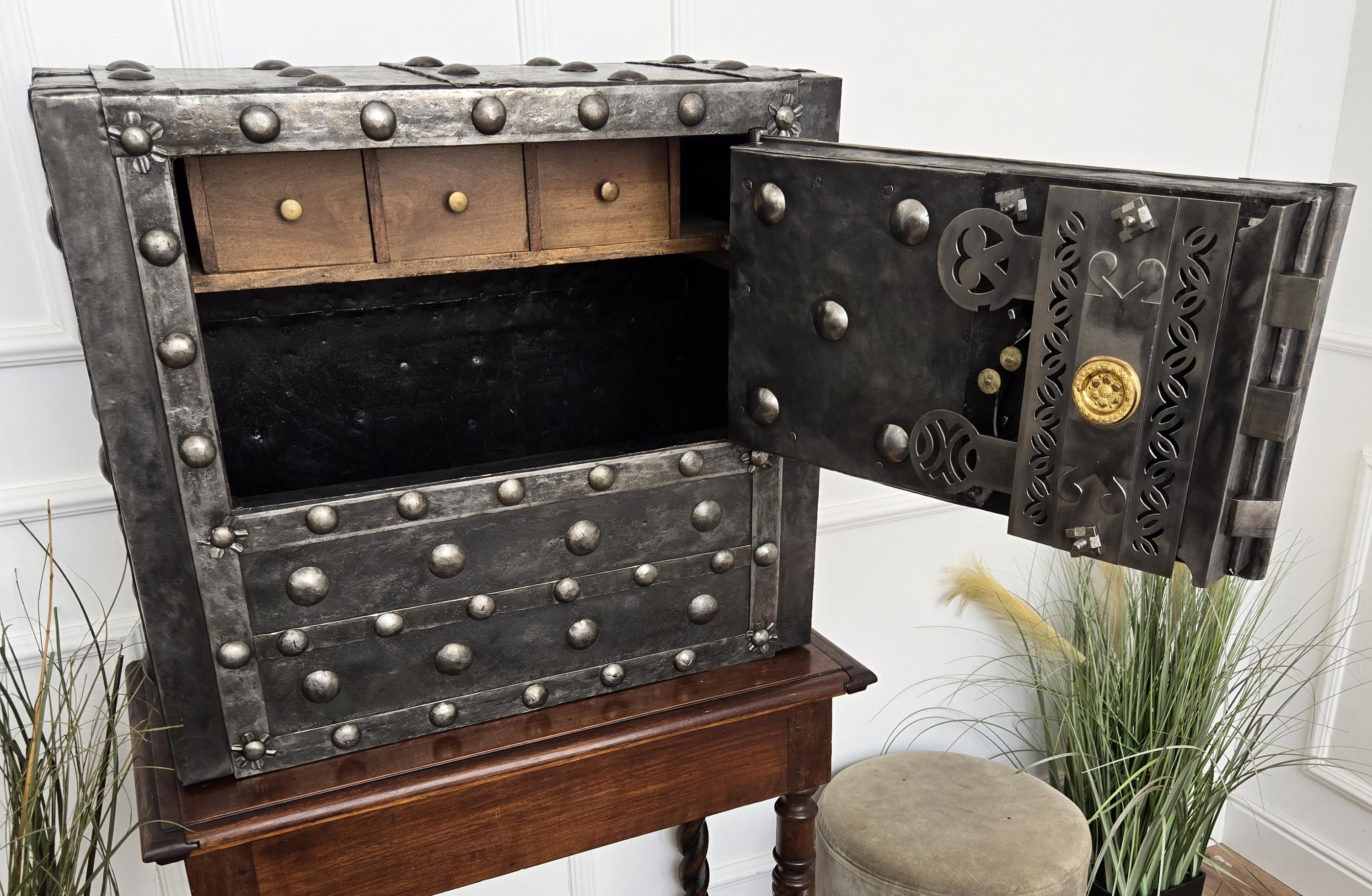 18. Jahrhundert Schmiedeeisen Italienisch Antike Hobnail Safe Strong Box Bar Kabinett 2