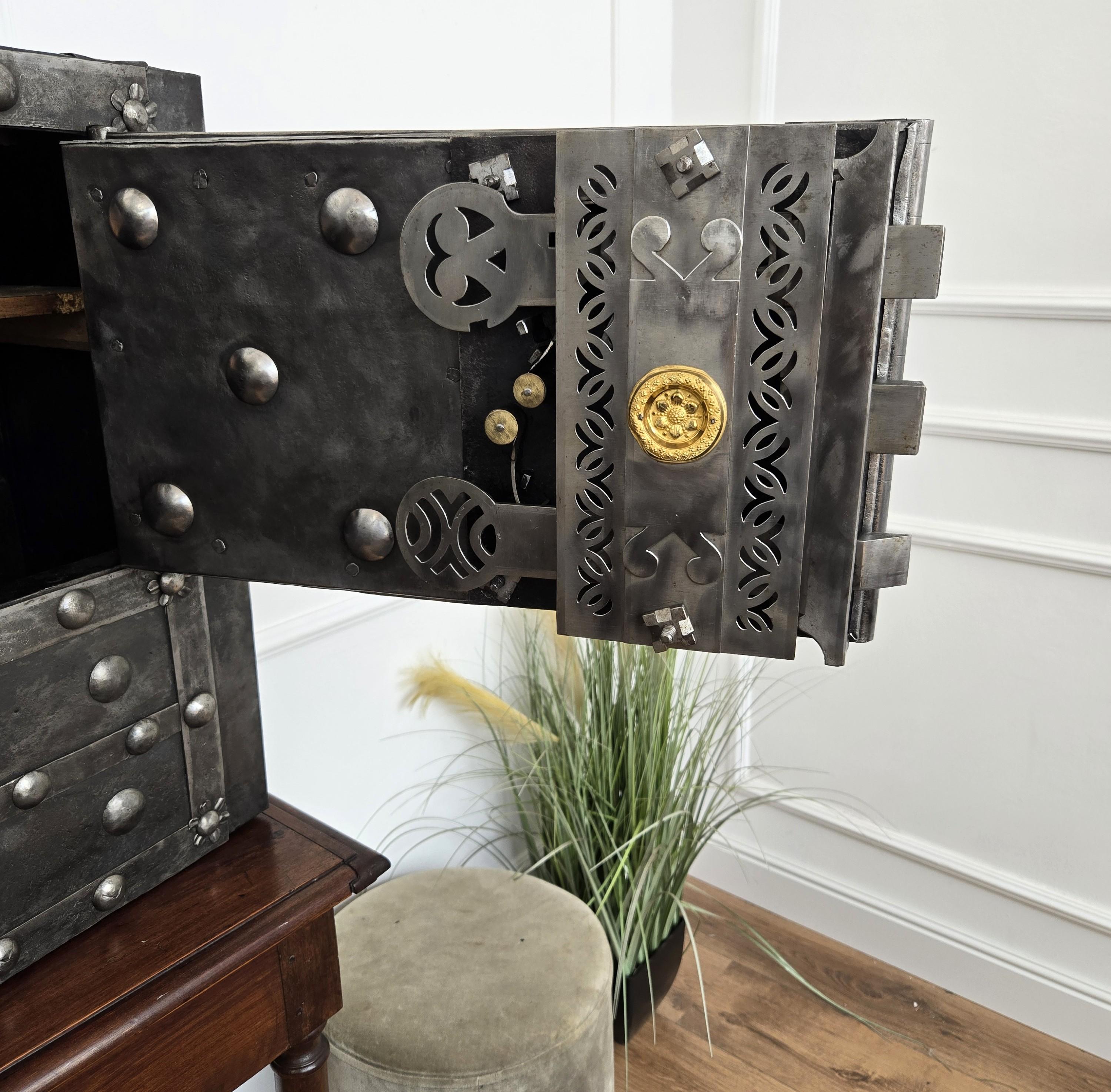 18. Jahrhundert Schmiedeeisen Italienisch Antike Hobnail Safe Strong Box Bar Kabinett 3