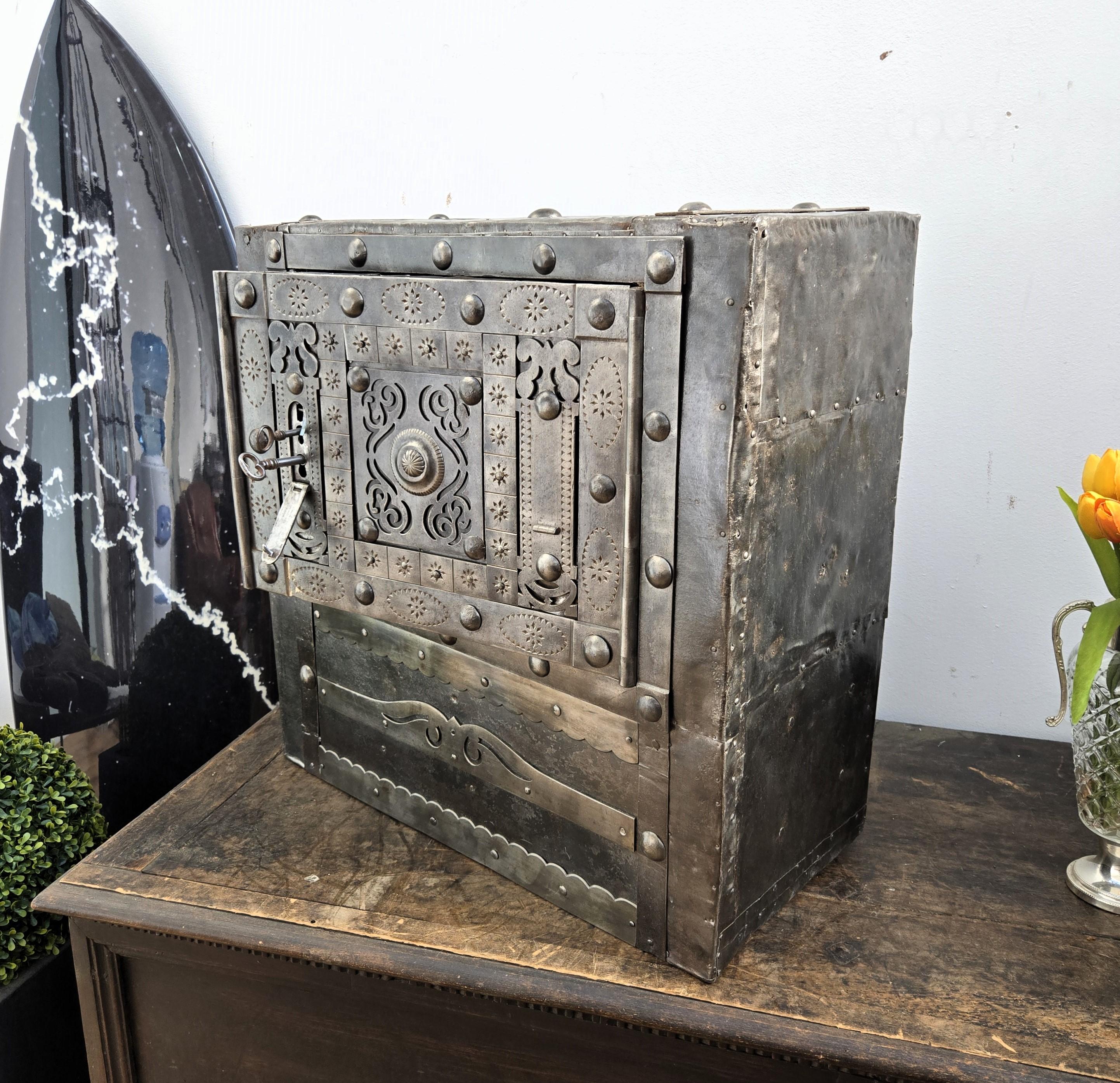 18th Century Wrought Iron Italian Antique Hobnail Safe Strong Box Bar Cabinet 4