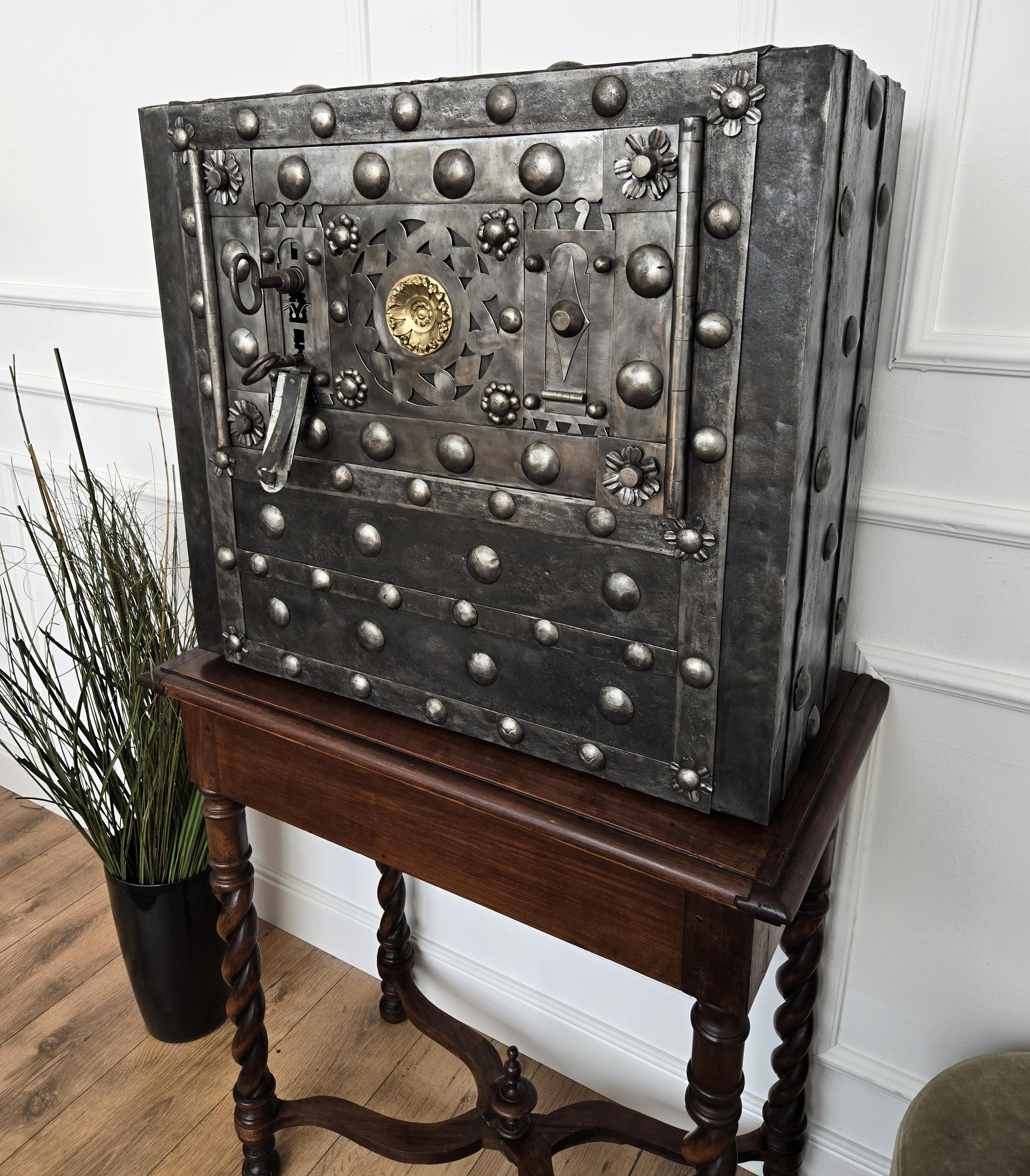 18. Jahrhundert Schmiedeeisen Italienisch Antike Hobnail Safe Strong Box Bar Kabinett 4