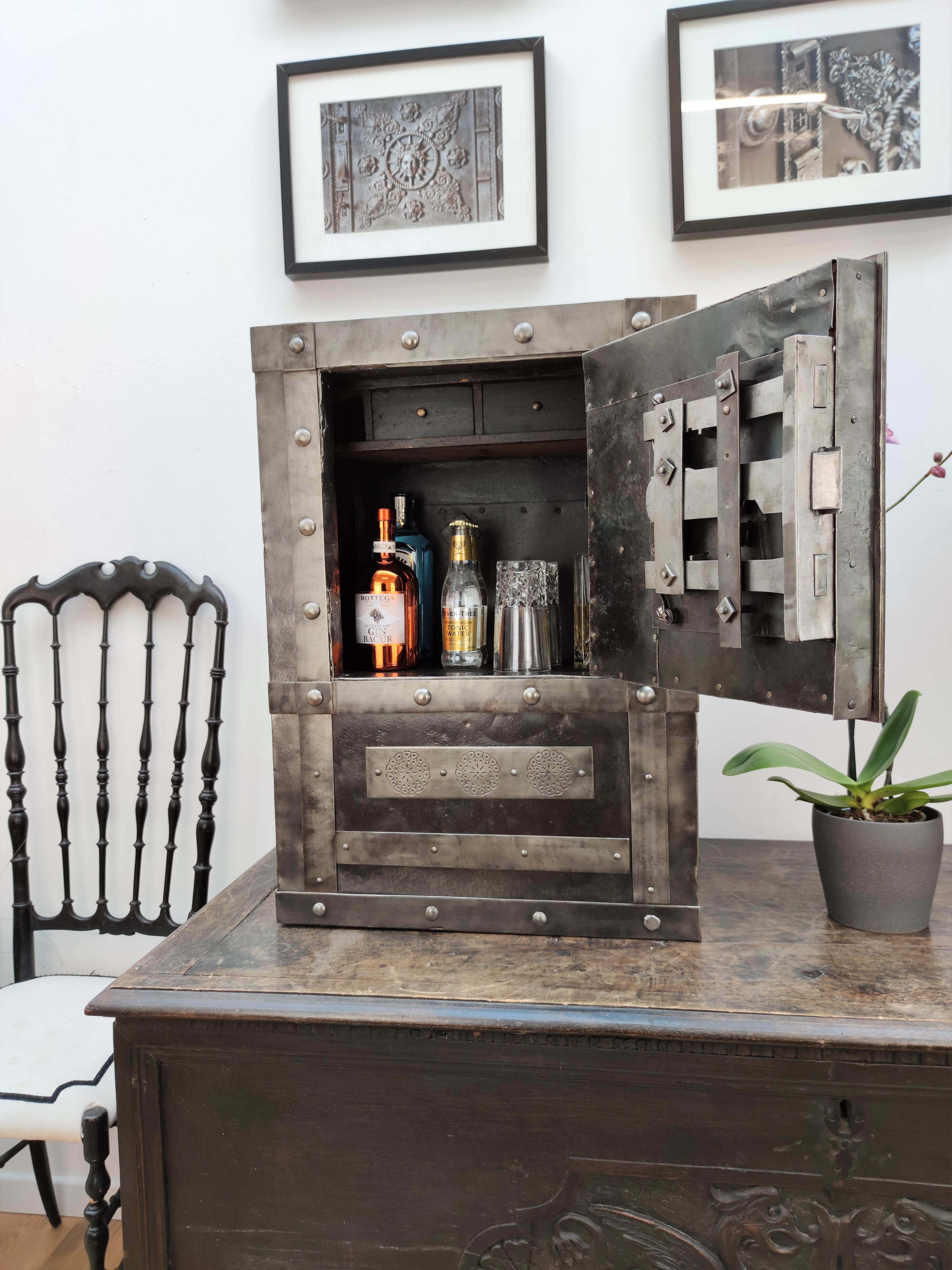 Northern Italian antique safe with typical all-around hobnails, dated circa 1790-1820, probably from the Piedmont region, Italy's second-largest region where great craftsmanship and history meet landscapes and art-de-vivre becoming purveyors of