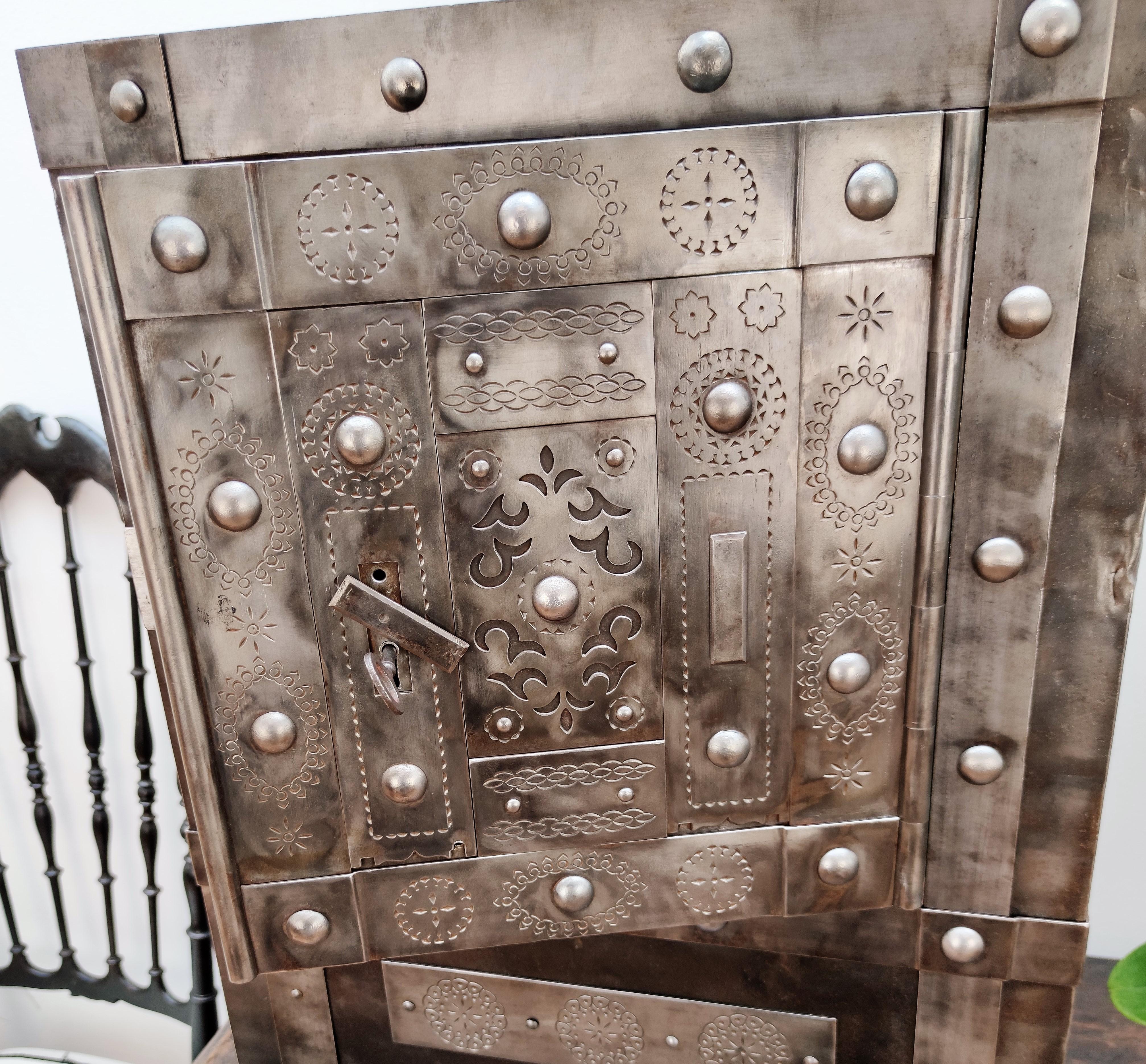 18th Century Wrought Iron Italian Antique Hobnail Safe Strongbox Bar Cabinet In Good Condition In Carimate, Como