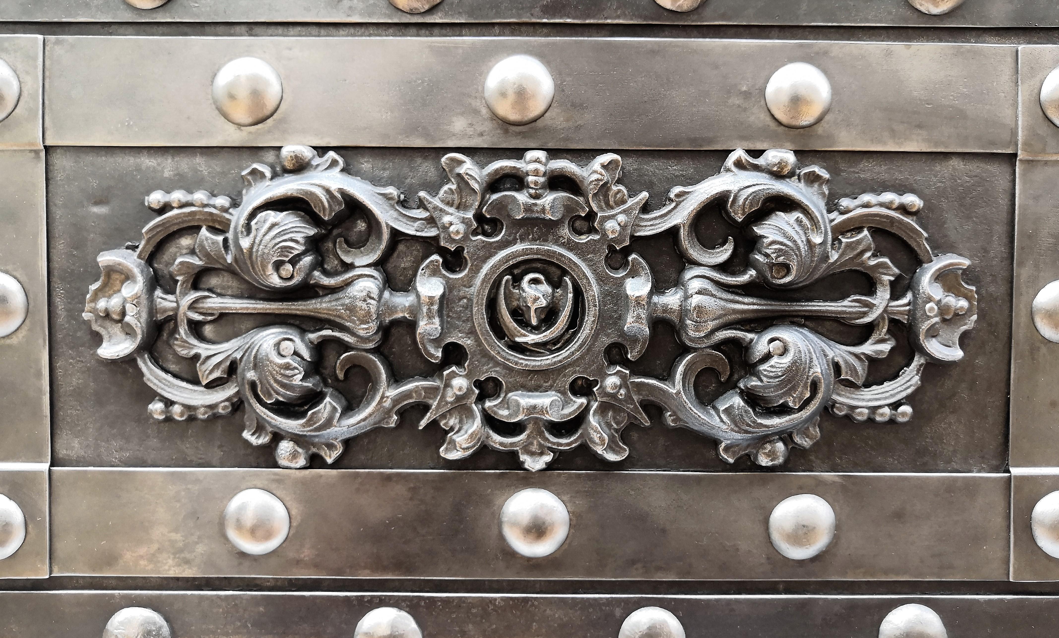 armoire forte en fer forgé du 18ème siècle:: coffre-fort antique italien à clous Bon état à Carimate, Como
