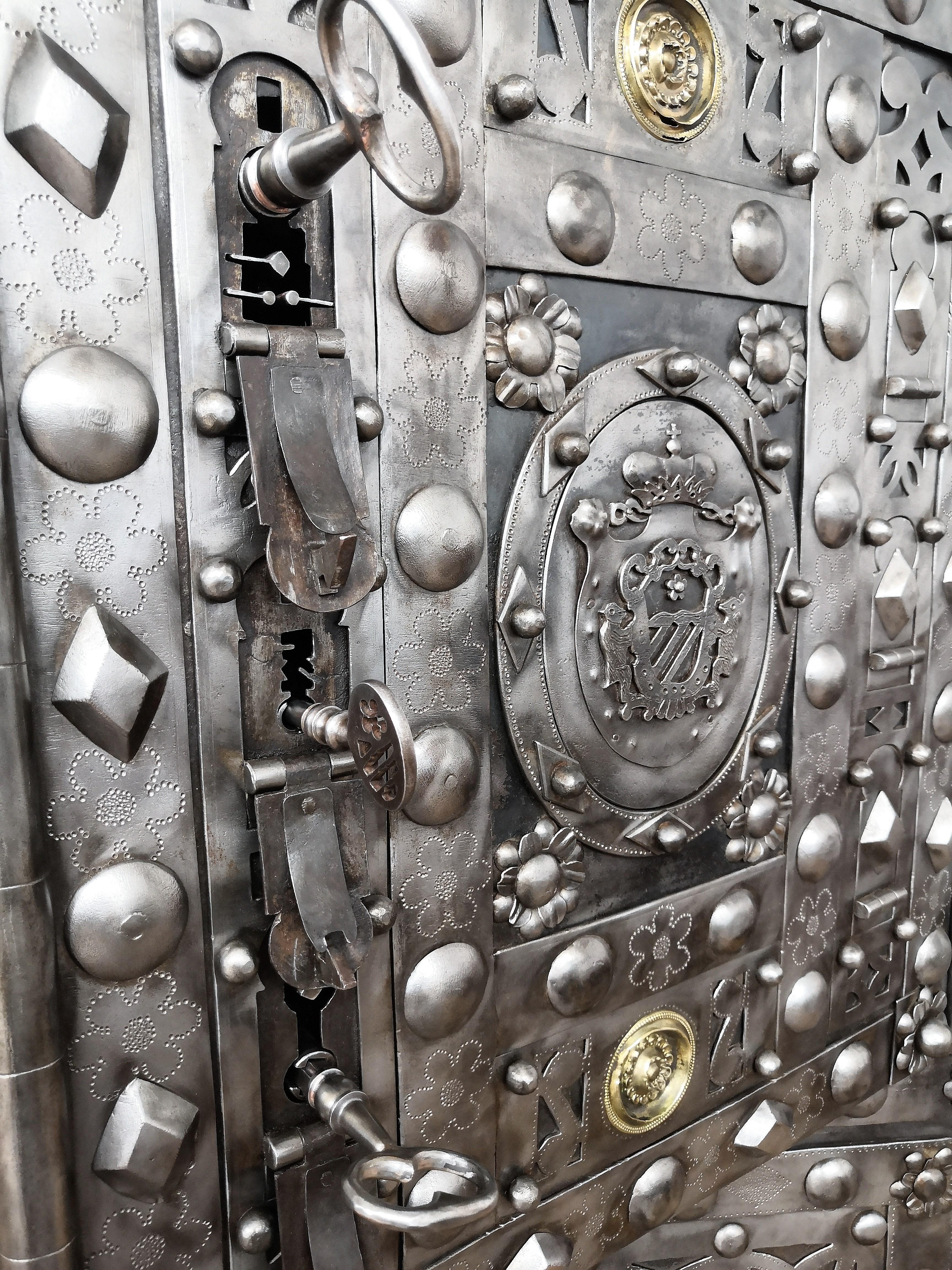 18. Jahrhundert Schmiedeeisen Italienisch Antike Hobnail Safe Tresor Schrank (Metall)