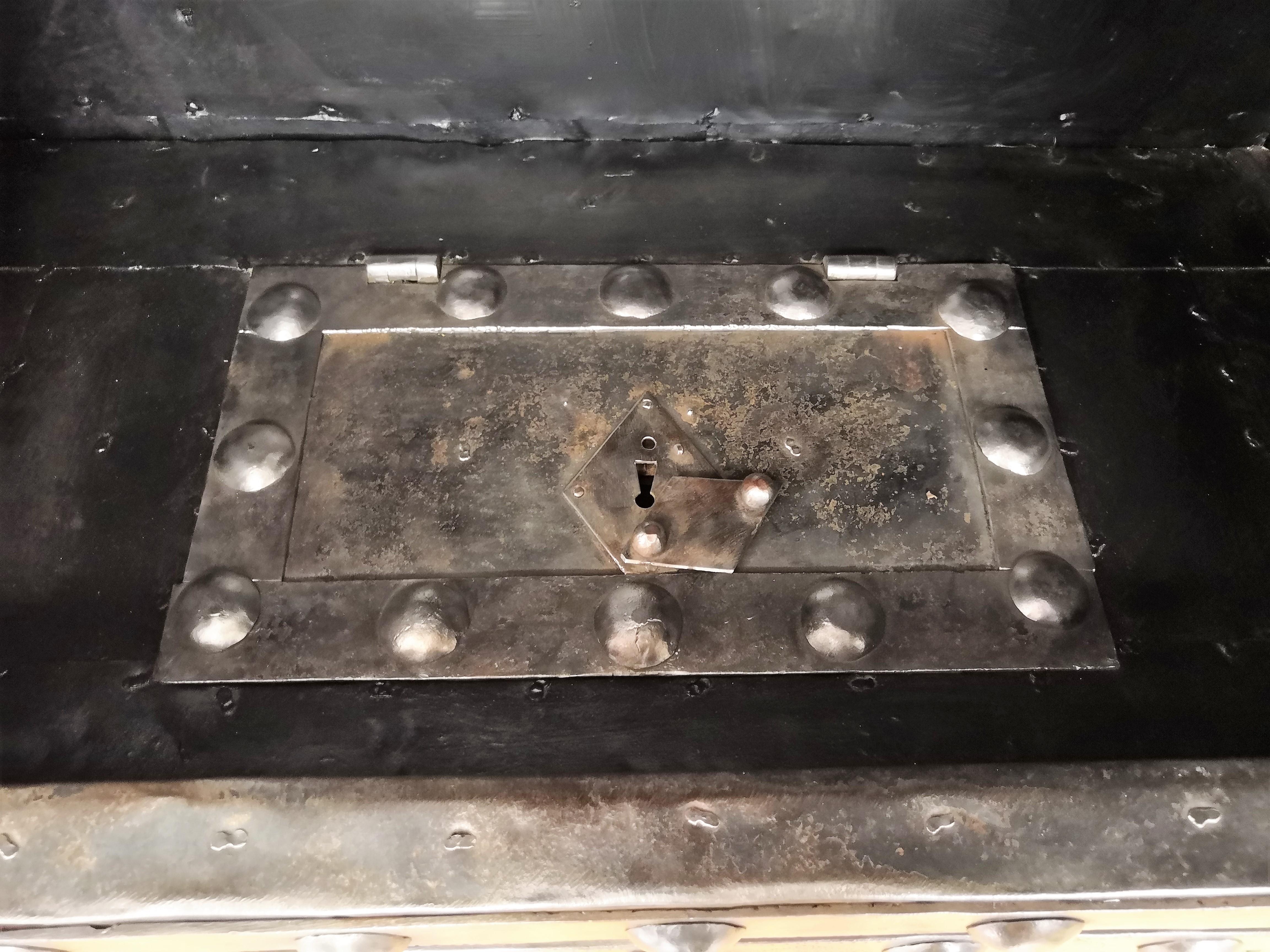 18. Jahrhundert Schmiedeeisen Italienisch Antike Hobnail Safe Tresor Schrank (Industriell)