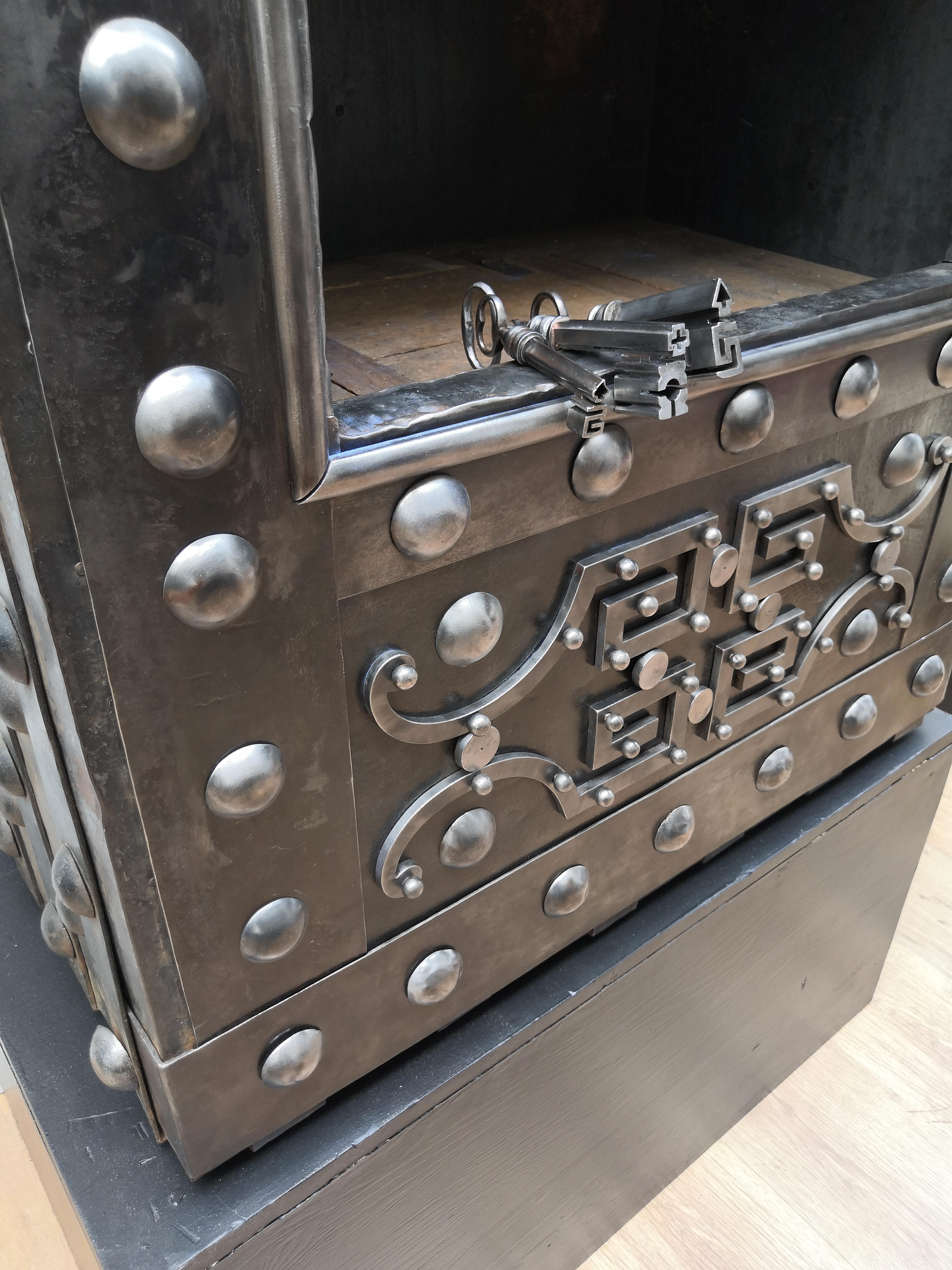 18th Century Wrought Iron Italian Antique Hobnail Safe Strongbox Cabinet In Good Condition In Carimate, Como