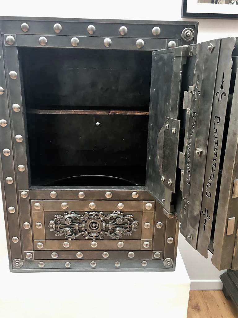 armoire forte en fer forgé du 18ème siècle:: coffre-fort antique italien à clous 2