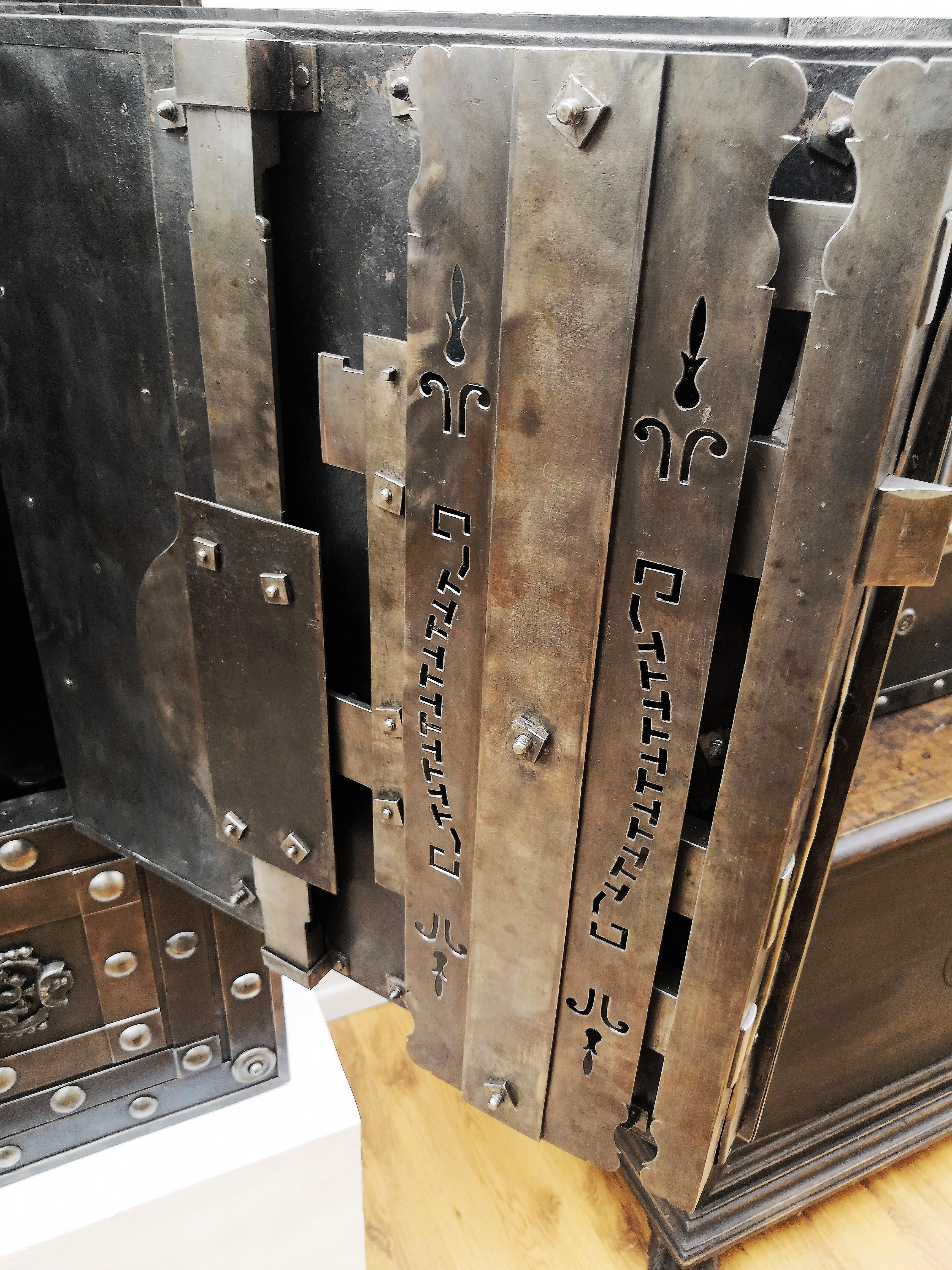 armoire forte en fer forgé du 18ème siècle:: coffre-fort antique italien à clous 3