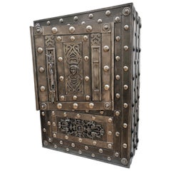 armoire forte en fer forgé du 18ème siècle:: coffre-fort antique italien à clous