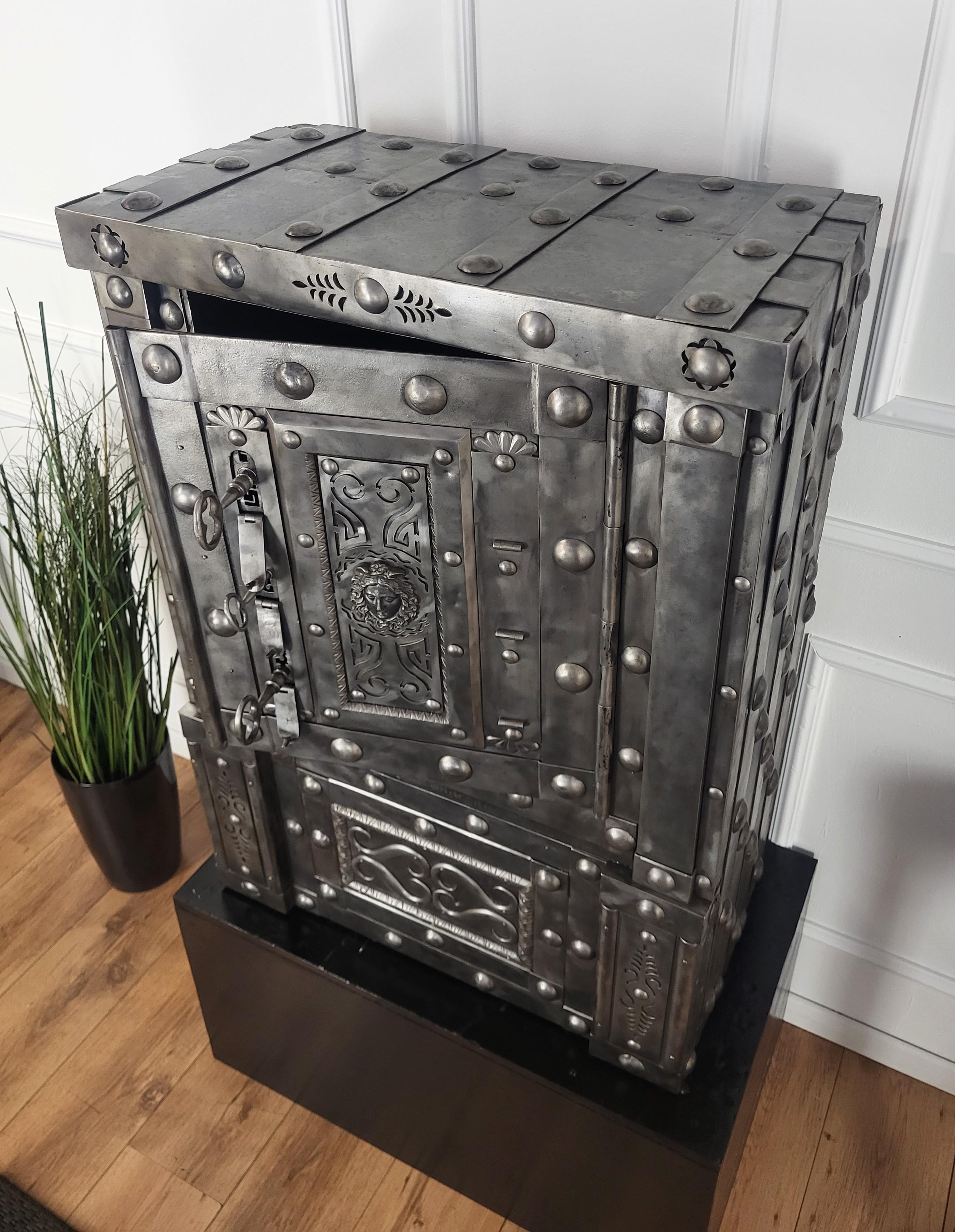 18. Jahrhundert Schmiedeeisen Italienisch Hobnail Antike Safe Strong Box Cabinet im Angebot 4