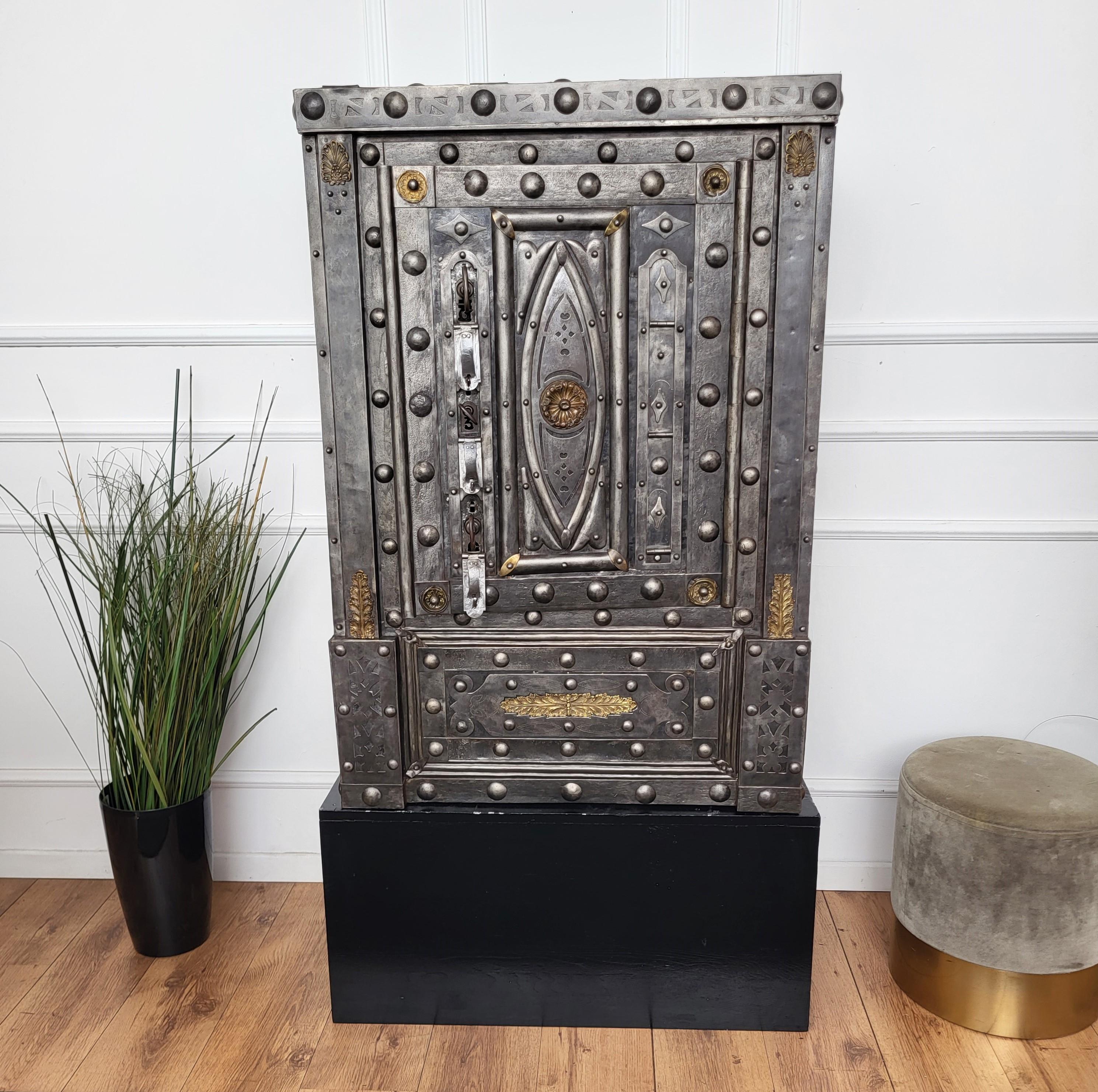 Beautiful and rare example of late 18th century Italian master blacksmith craftsmanship. This exceptional antique studded safe, with its typical all-around hobnails and great wrought iron details, is probably from the Piedmont region and has a great