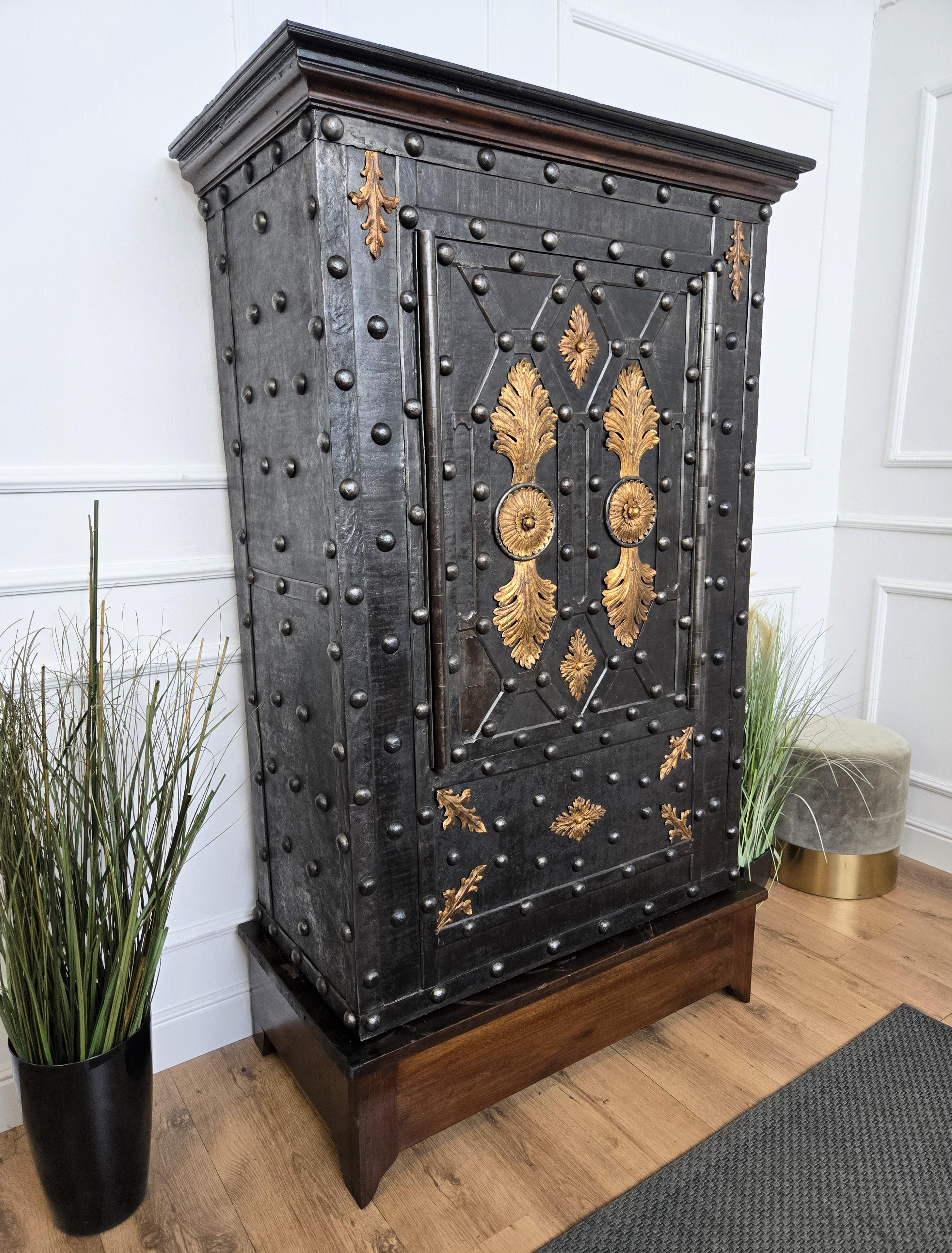 Barocco 18° secolo Ferro Battuto Italiano Hobnail Antique Safe Strong Box Cabinet in vendita