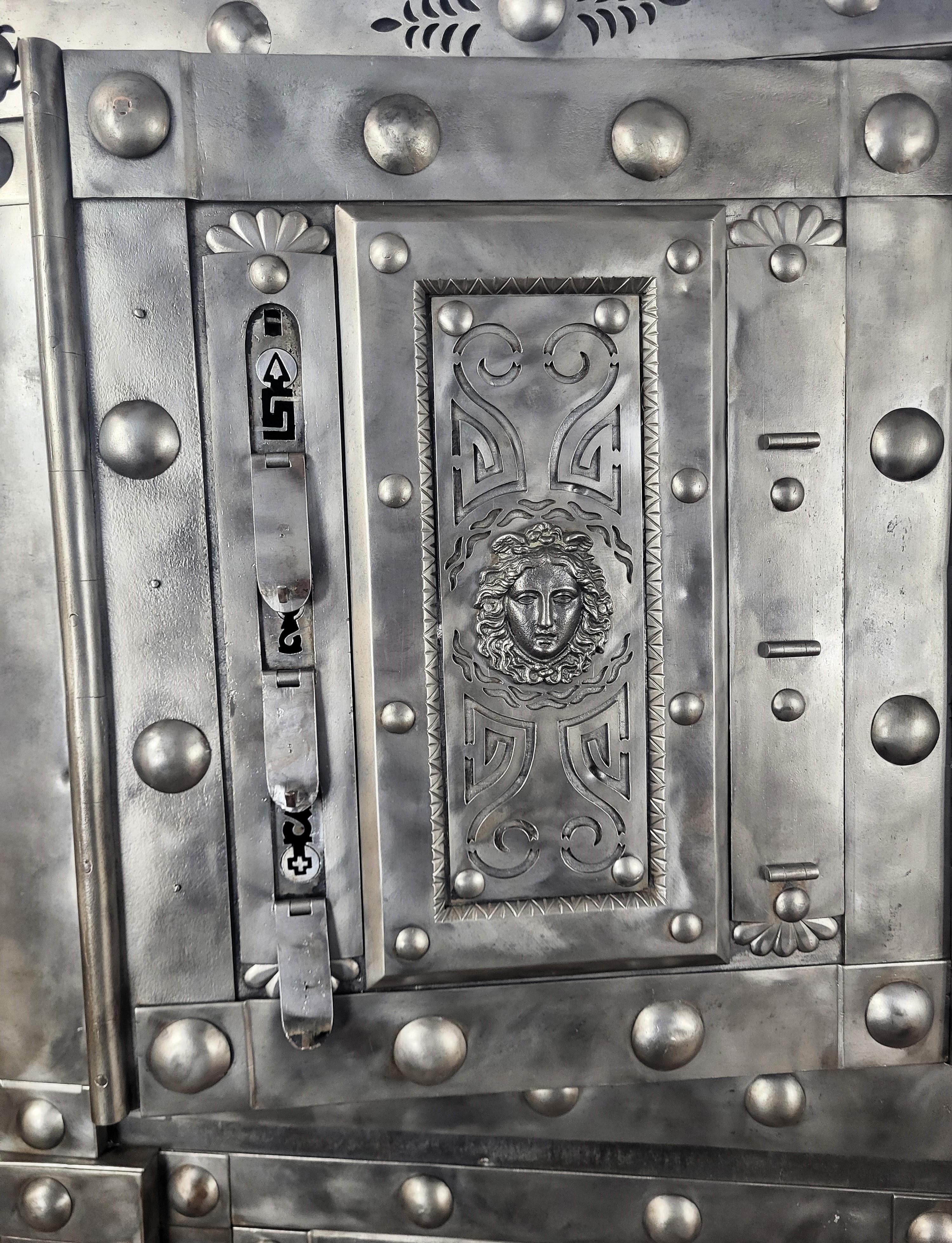18. Jahrhundert Schmiedeeisen Italienisch Hobnail Antike Safe Strong Box Cabinet im Zustand „Gut“ im Angebot in Carimate, Como