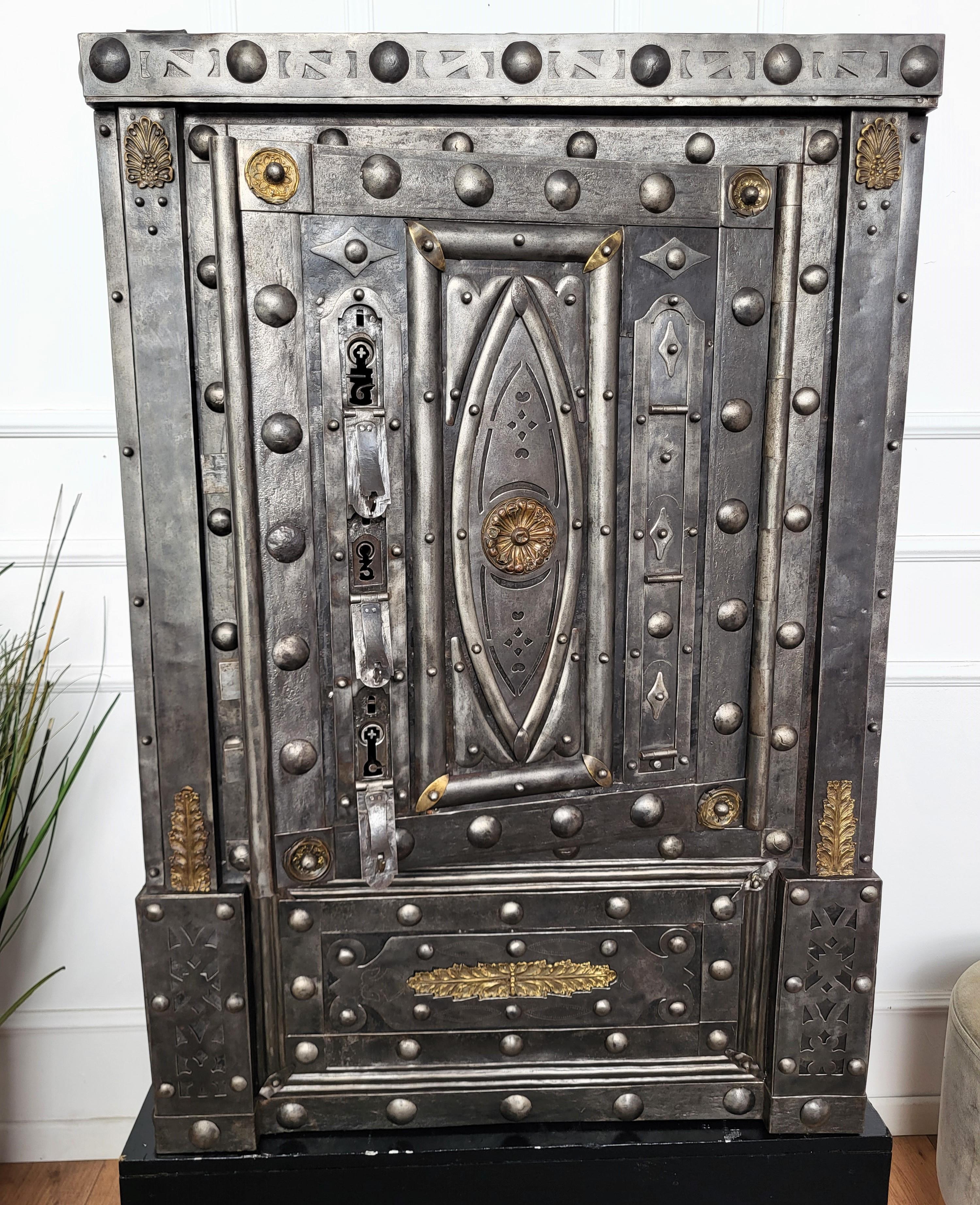 18th Century Wrought Iron Italian Hobnail Antique Safe Strong Box Cabinet In Good Condition In Carimate, Como