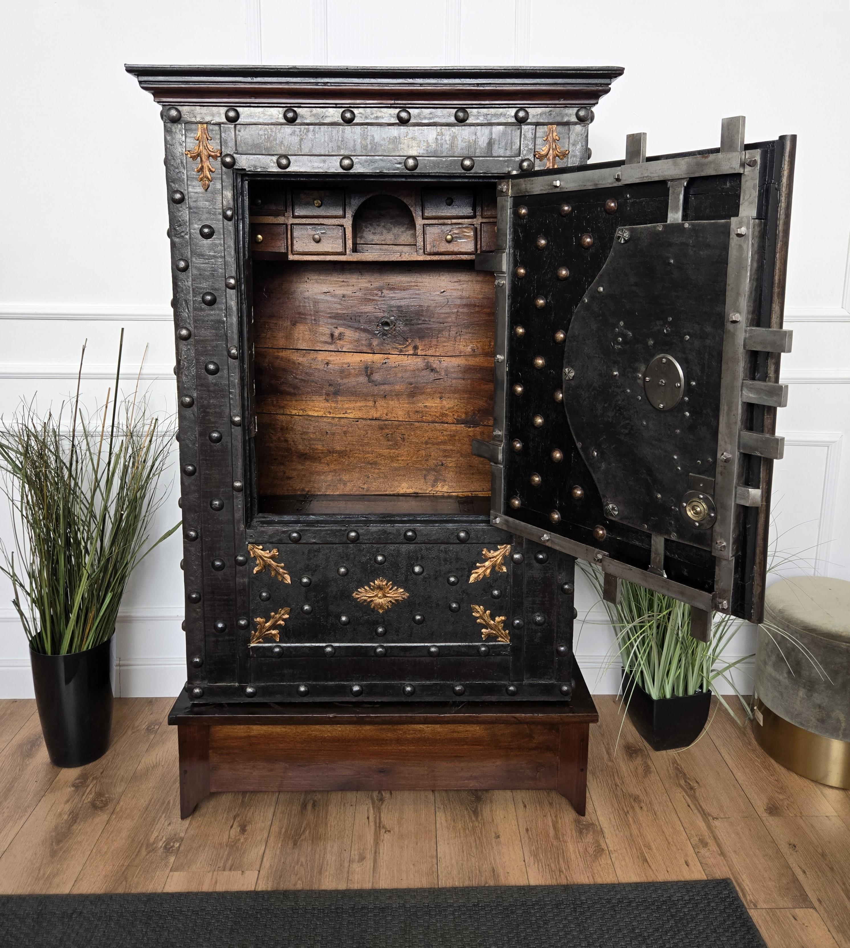 18° secolo Ferro Battuto Italiano Hobnail Antique Safe Strong Box Cabinet In condizioni buone in vendita a Carimate, Como