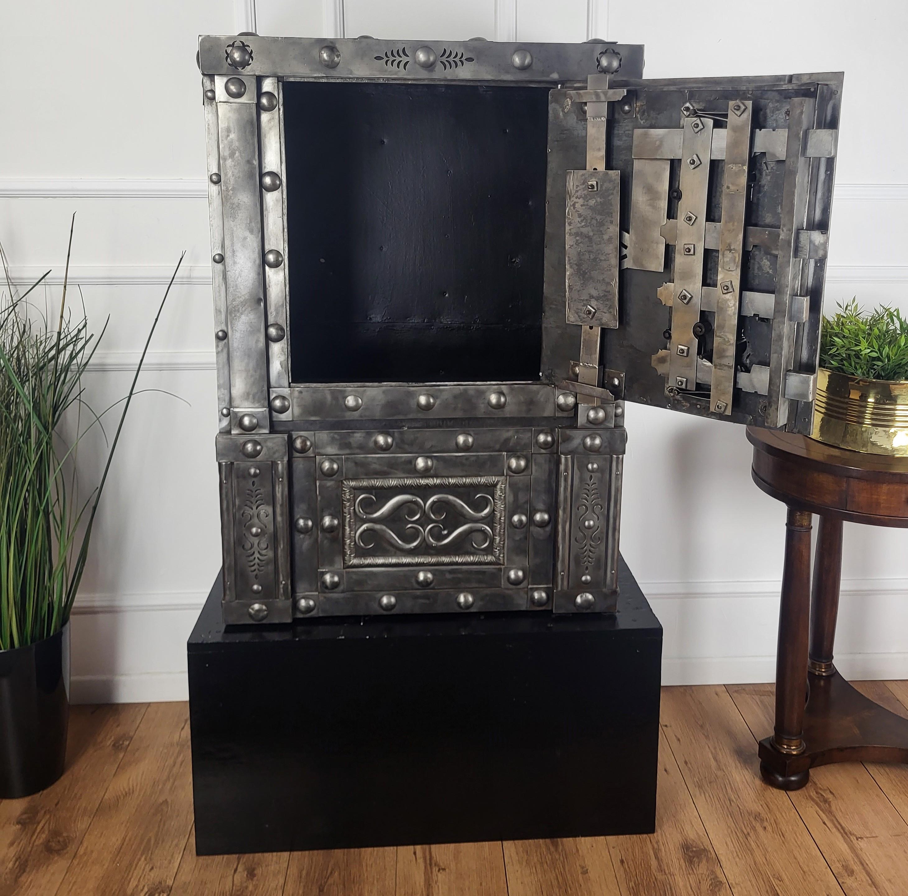 18. Jahrhundert Schmiedeeisen Italienisch Hobnail Antike Safe Strong Box Cabinet (Barock) im Angebot