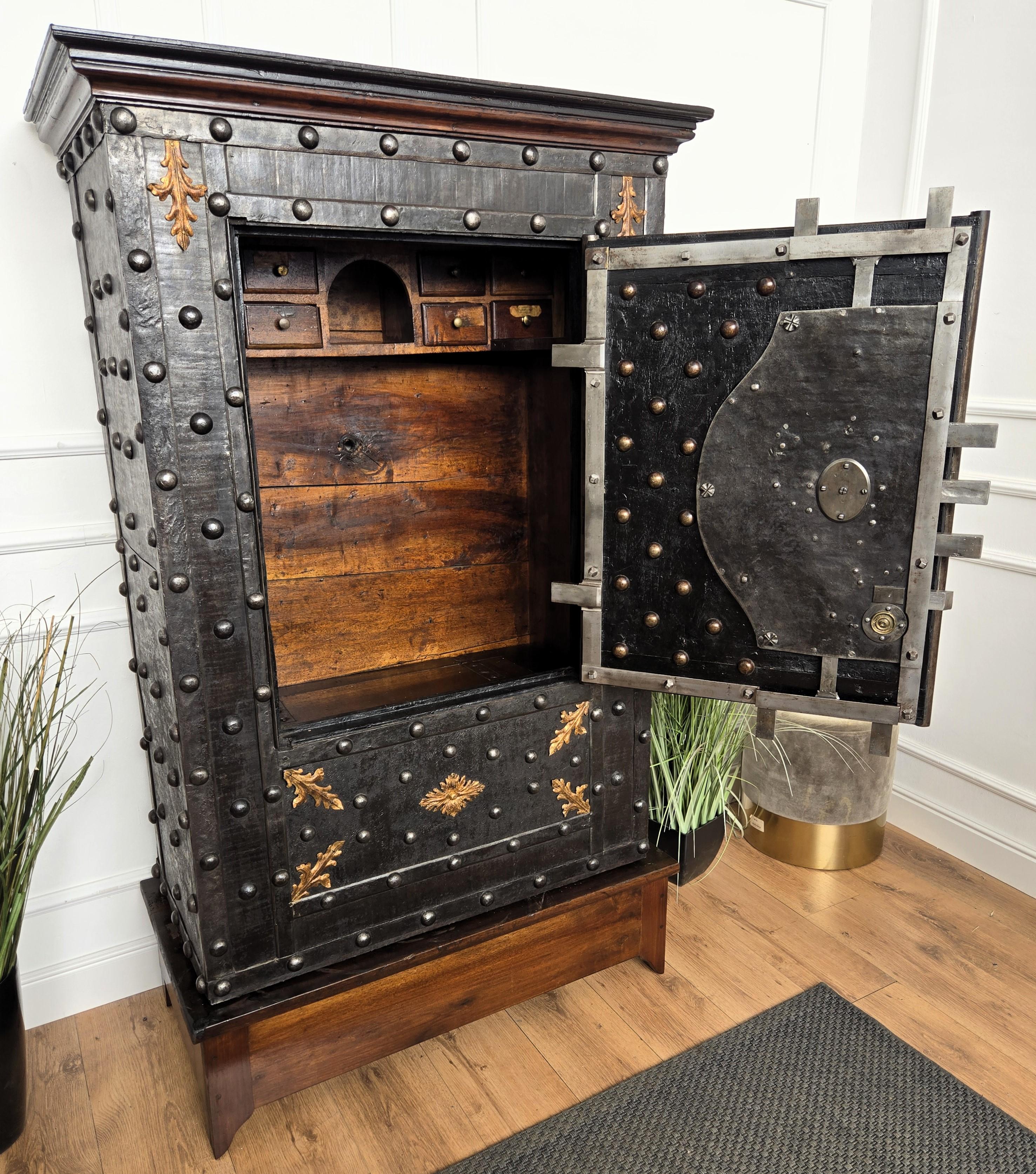 XVIII secolo 18° secolo Ferro Battuto Italiano Hobnail Antique Safe Strong Box Cabinet in vendita