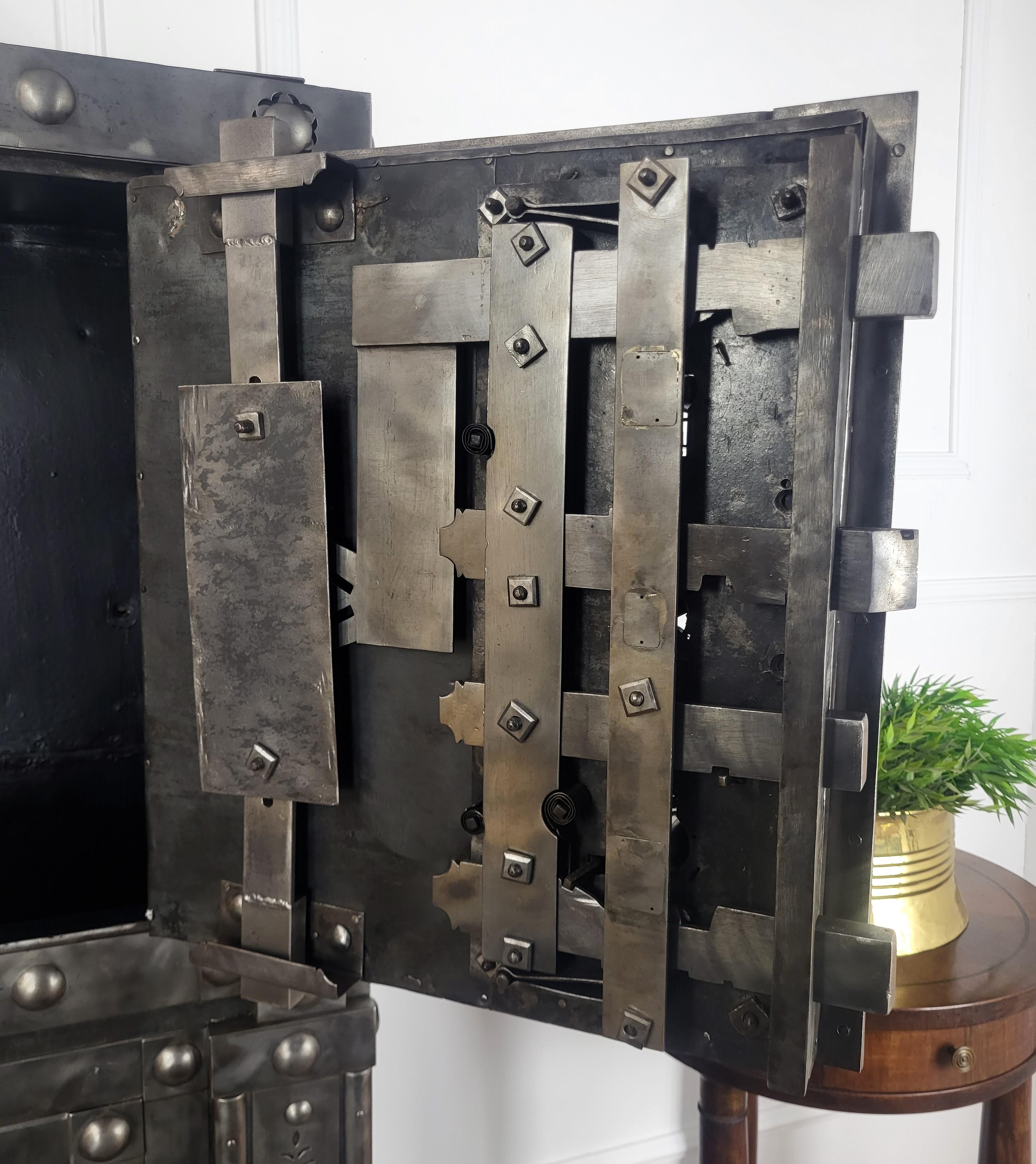 18. Jahrhundert Schmiedeeisen Italienisch Hobnail Antike Safe Strong Box Cabinet im Angebot 1