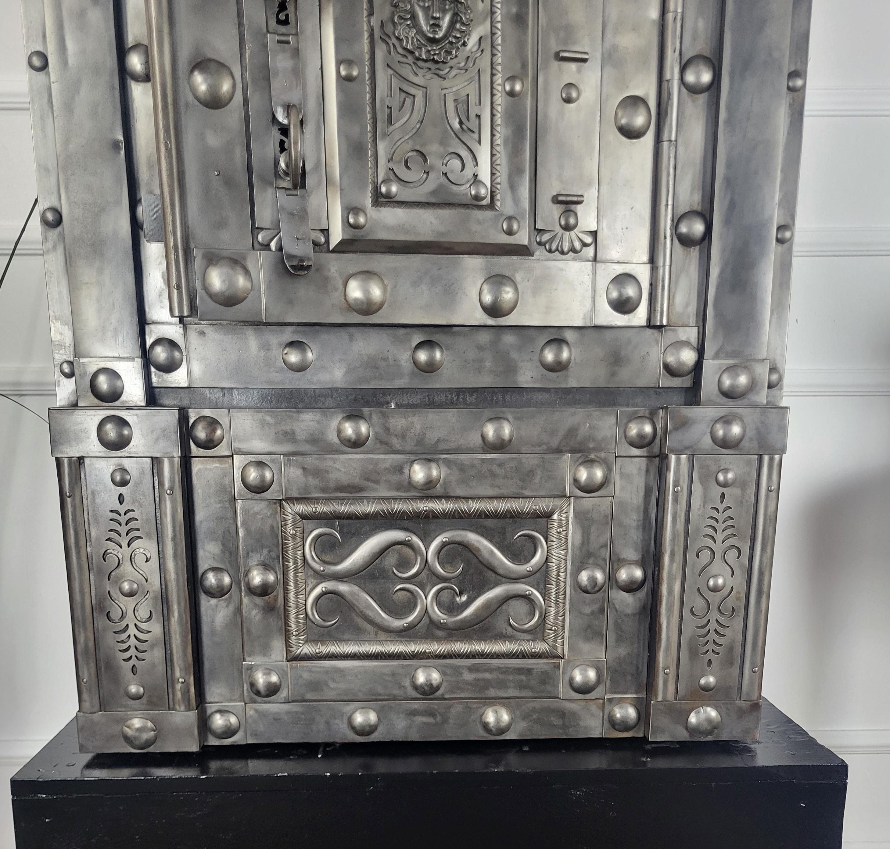 18. Jahrhundert Schmiedeeisen Italienisch Hobnail Antike Safe Strong Box Cabinet (Metall) im Angebot
