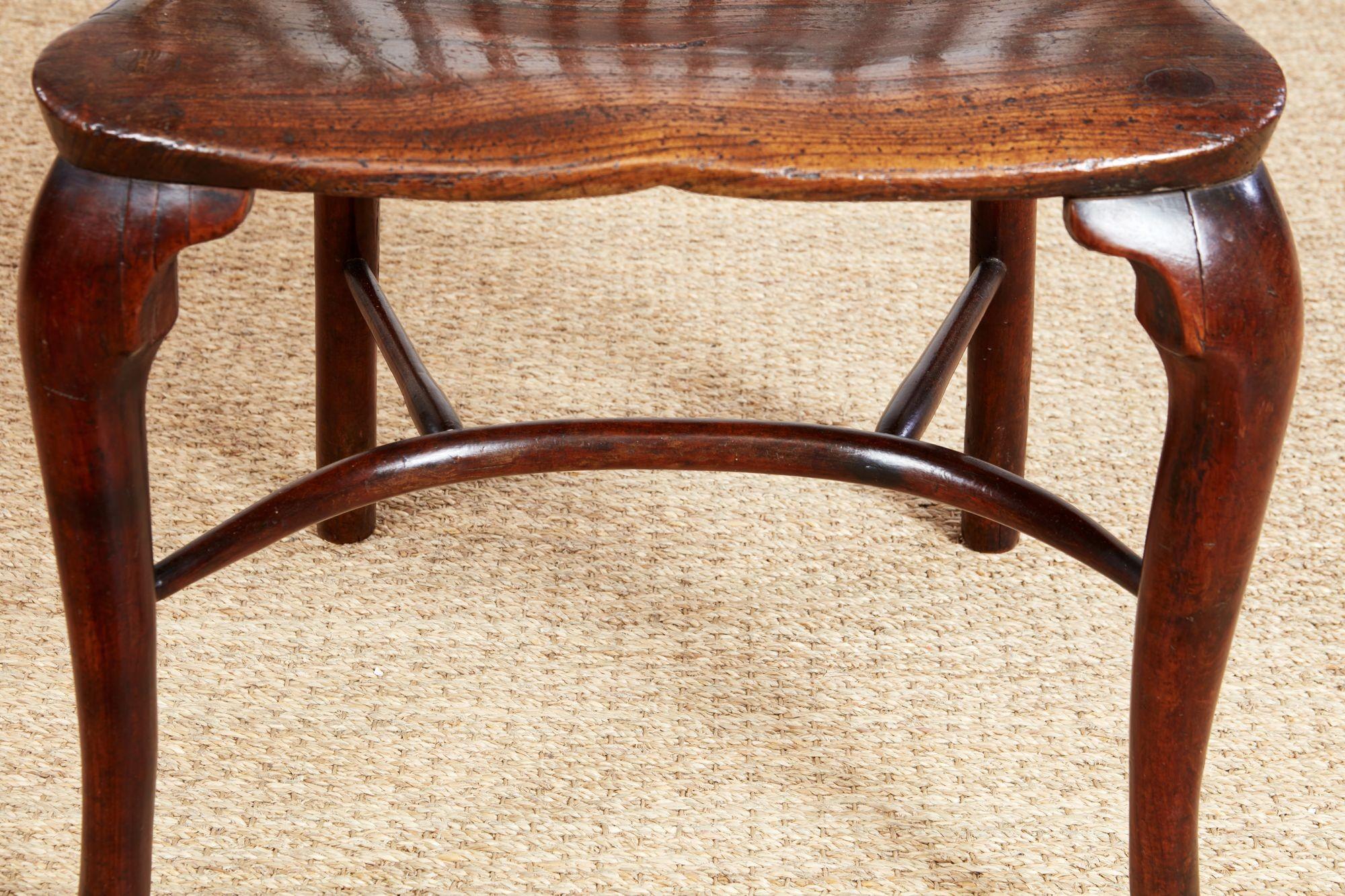 Chaise Windsor à pieds cabrioles en bois d'if du XVIIIe siècle en vente 5