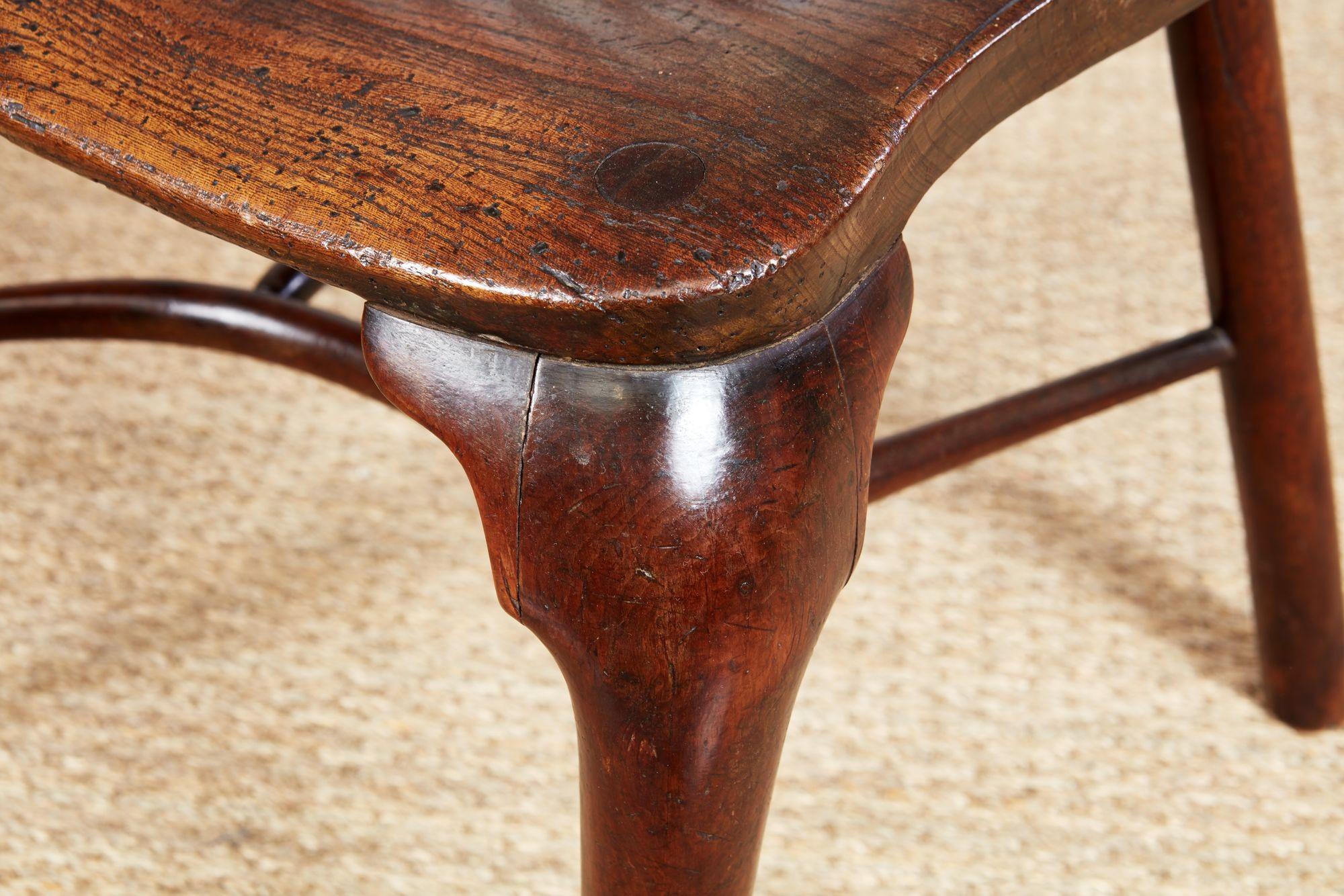Chaise Windsor à pieds cabrioles en bois d'if du XVIIIe siècle en vente 6