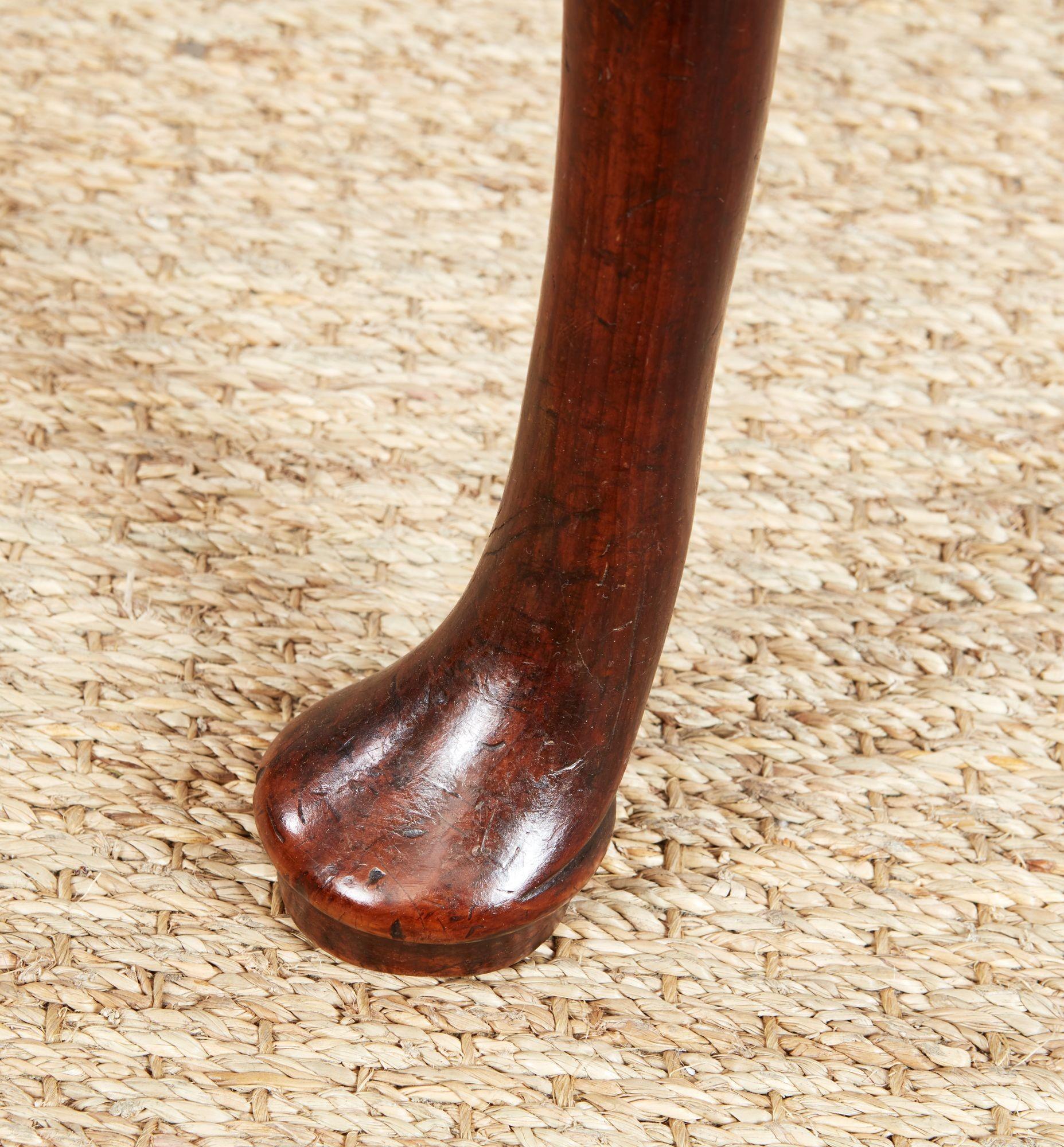 Chaise Windsor à pieds cabrioles en bois d'if du XVIIIe siècle en vente 7