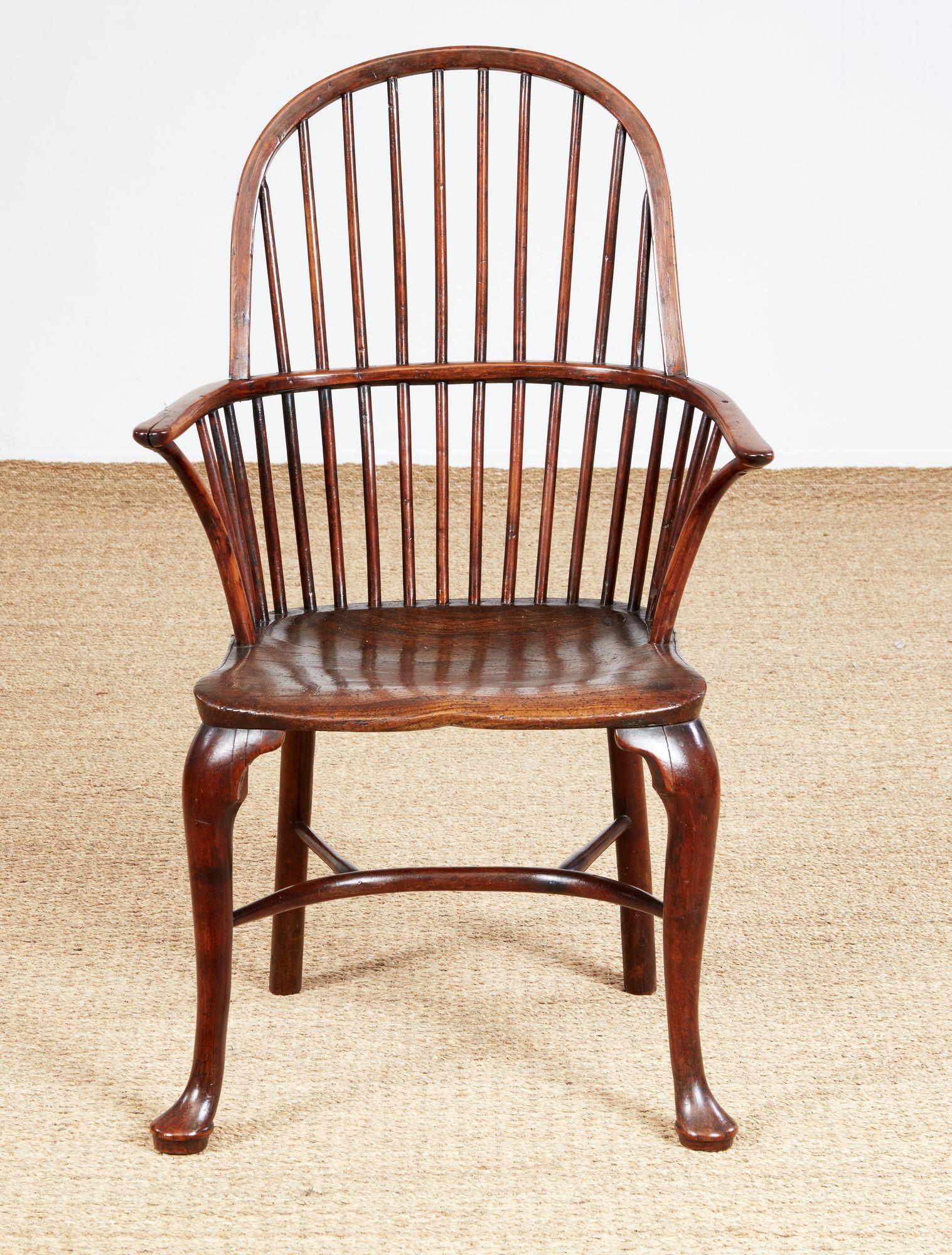 Fauteuil Windsor en bois d'if de la vallée de la Tamise, datant du 18e siècle. Le dossier en forme d'arceau est surmonté d'un bras en forme d'arceau relié à des fuseaux tournés en forme de poteau, sur un siège en forme avec des épaules, des jambes