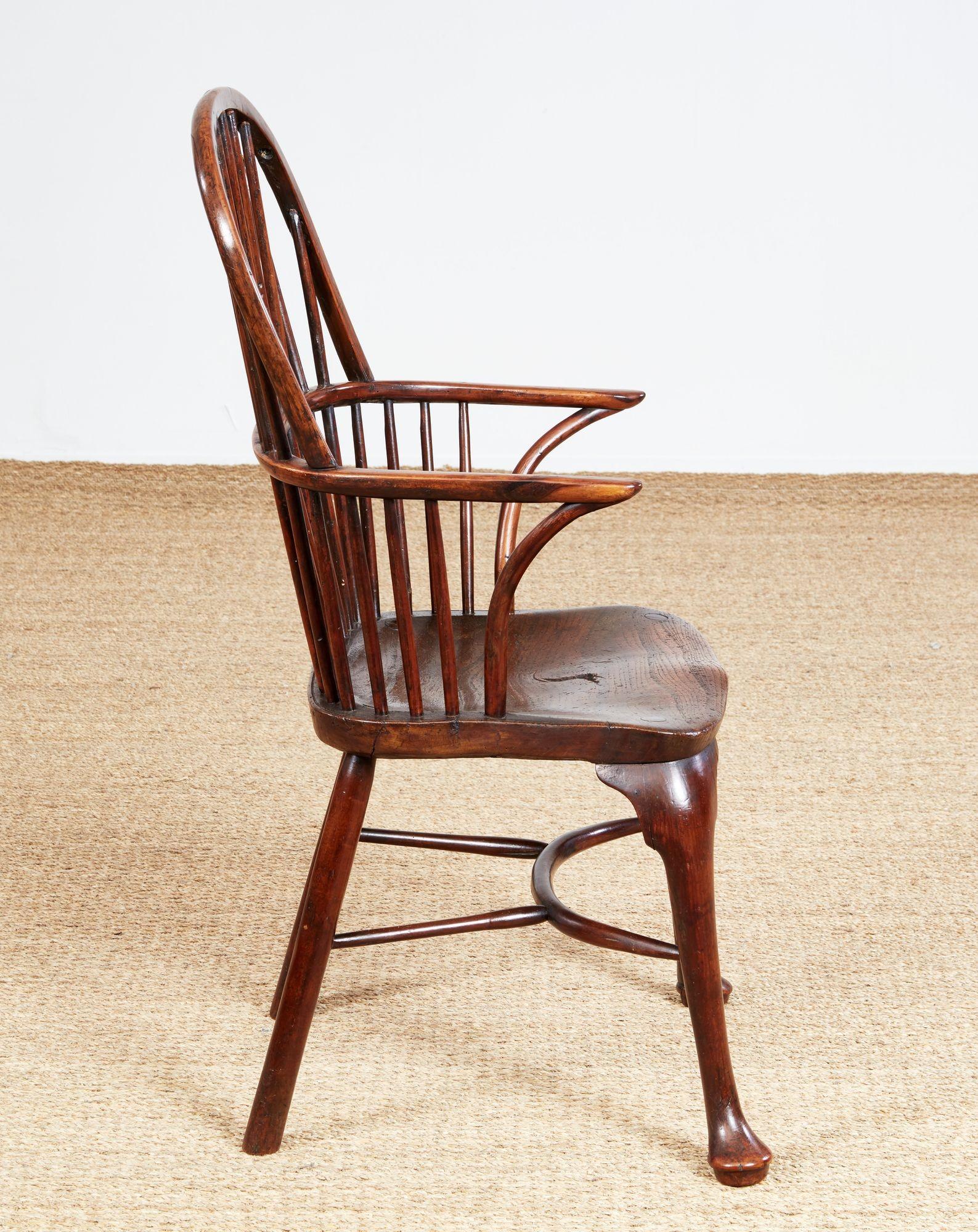 Fin du XVIIIe siècle Chaise Windsor à pieds cabrioles en bois d'if du XVIIIe siècle en vente