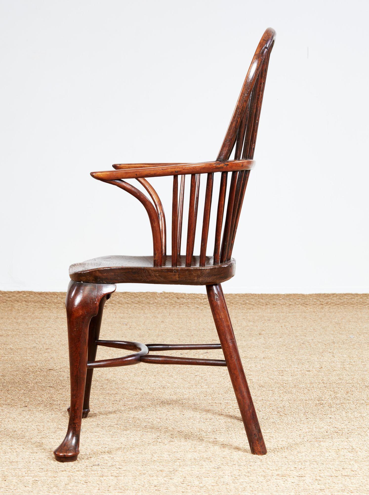 If Chaise Windsor à pieds cabrioles en bois d'if du XVIIIe siècle en vente
