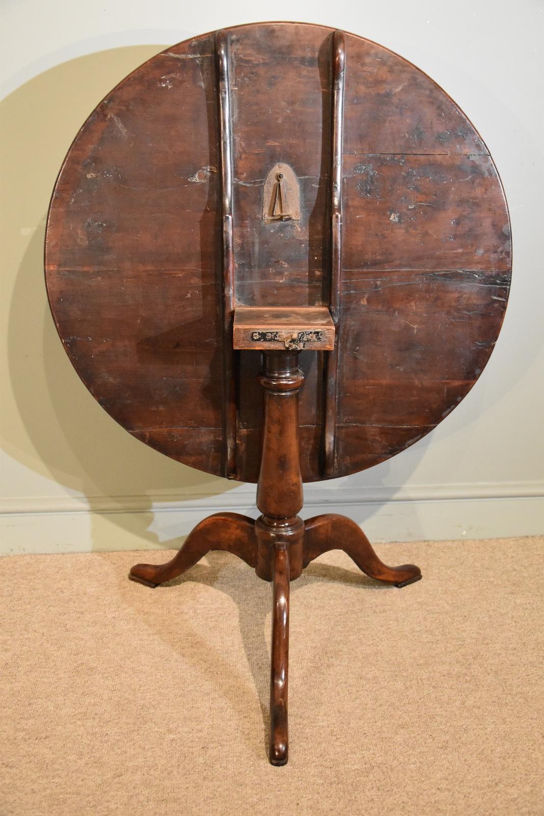 An extremely rare 18th century Yew wood snap top tripod table with exceptional colour and patination

Dimensions:
Height 27